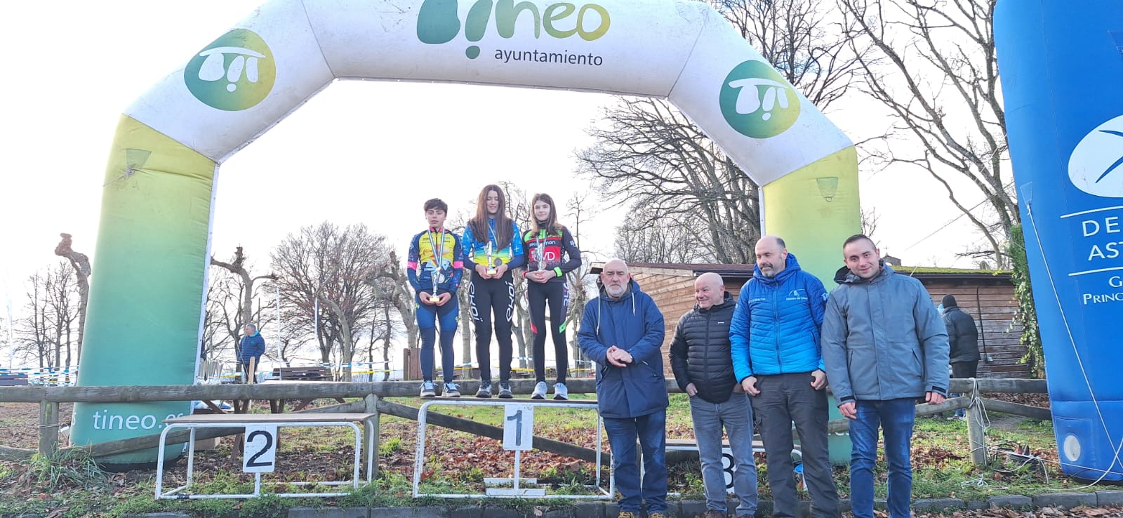 Tineo corona a los campeones de Asturias de Ciclocross en una mañana gélida
