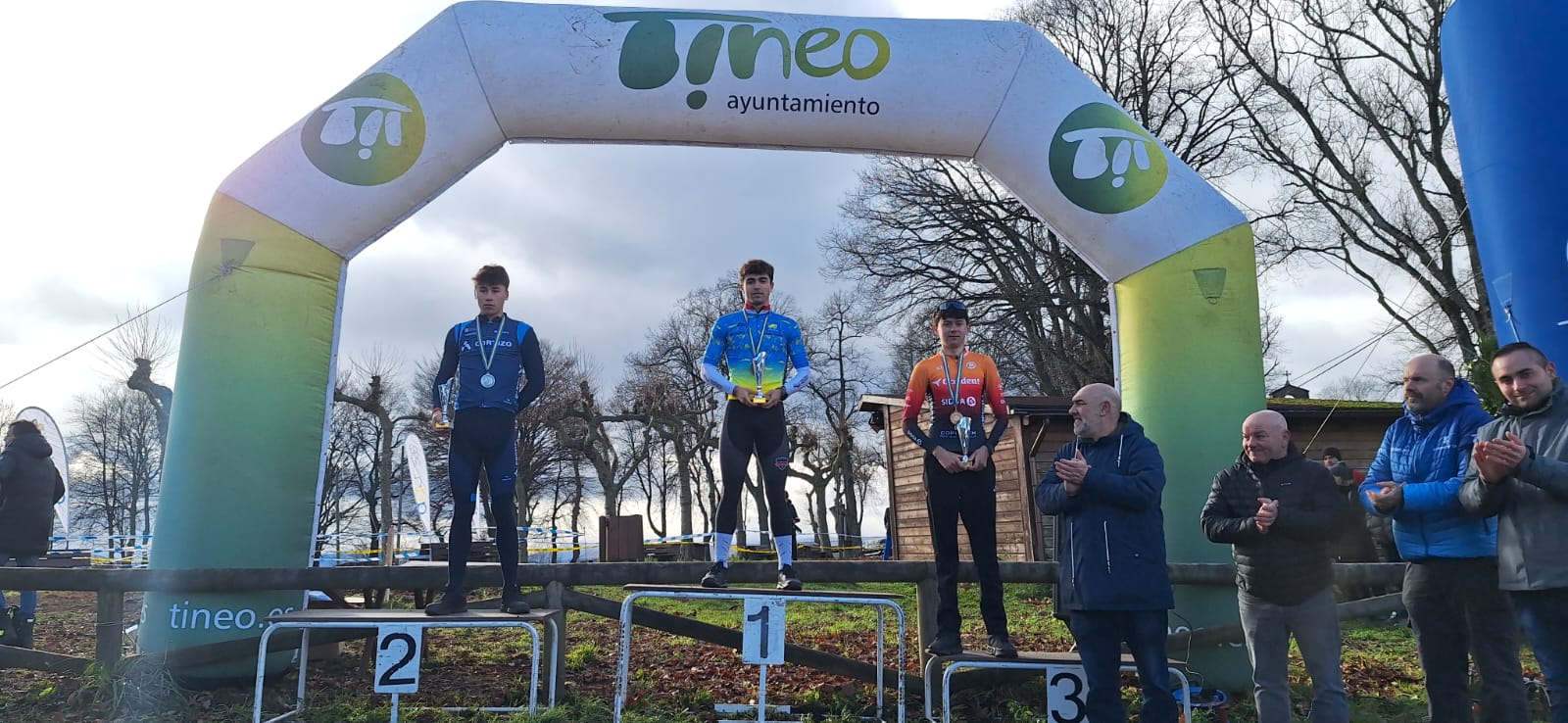 Tineo corona a los campeones de Asturias de Ciclocross en una mañana gélida