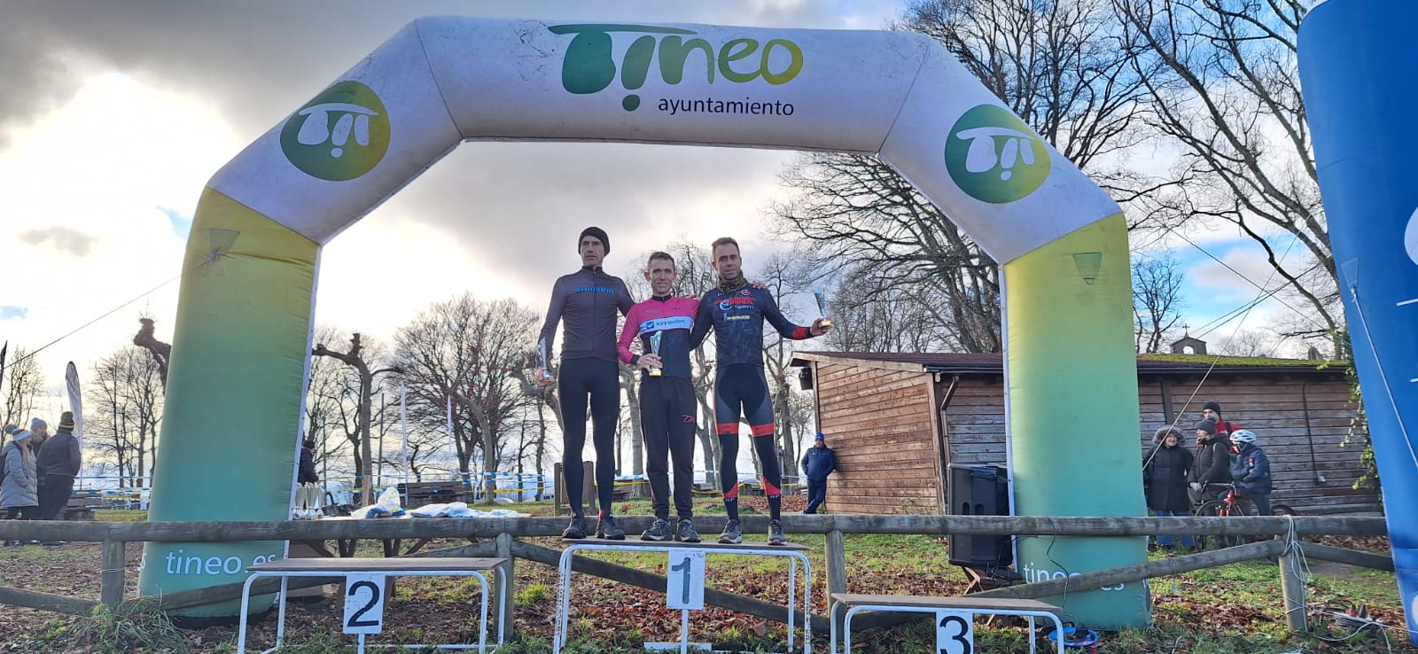 Tineo corona a los campeones de Asturias de Ciclocross en una mañana gélida