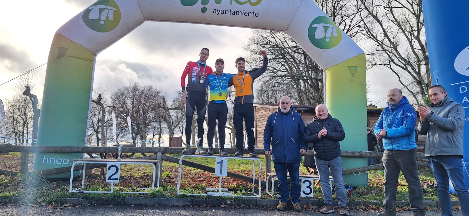 Tineo corona a los campeones de Asturias de Ciclocross en una mañana gélida