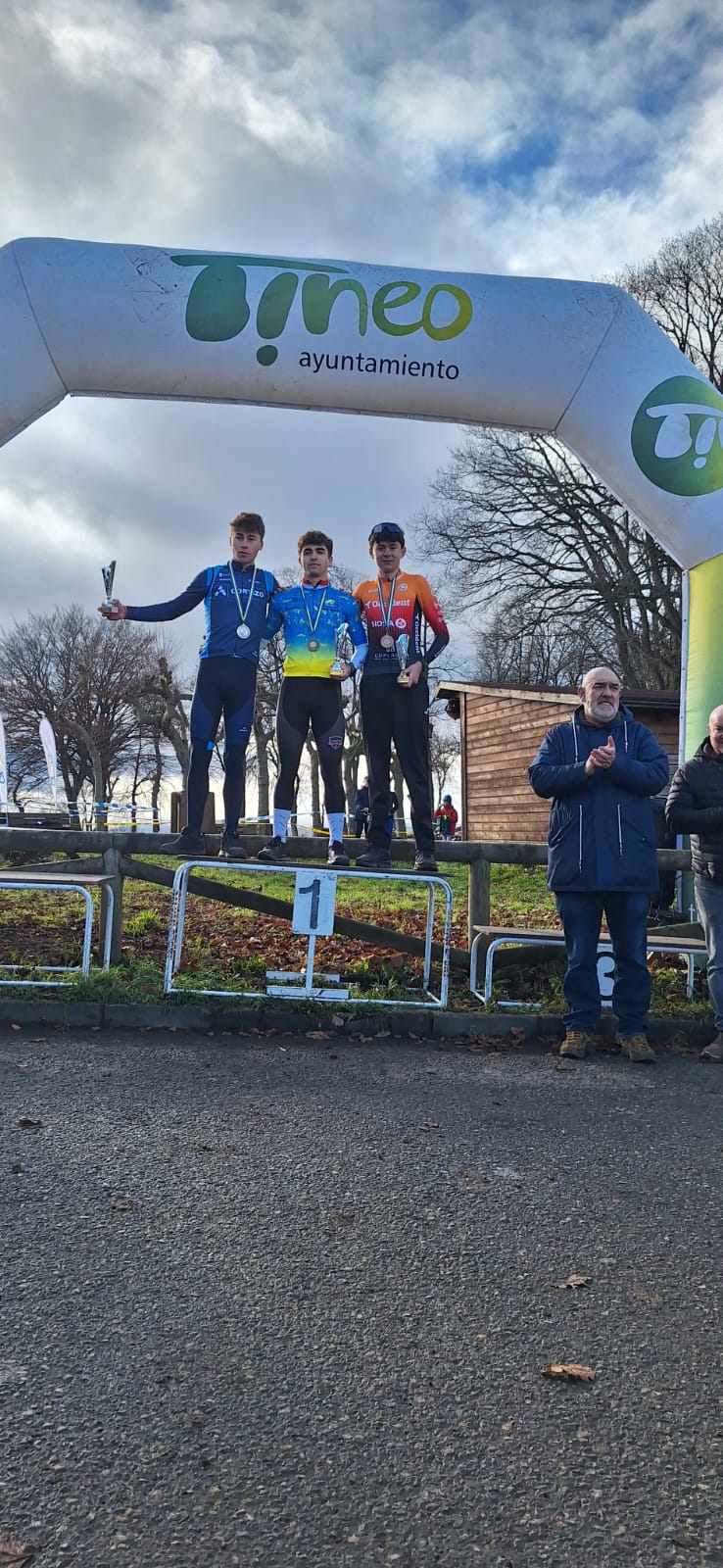 Tineo corona a los campeones de Asturias de Ciclocross en una mañana gélida