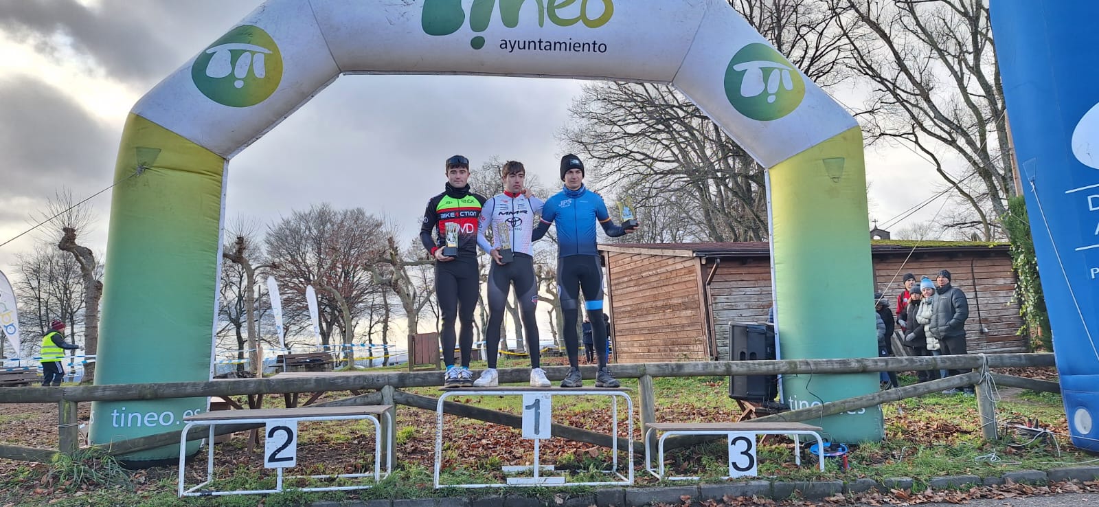 Tineo corona a los campeones de Asturias de Ciclocross en una mañana gélida