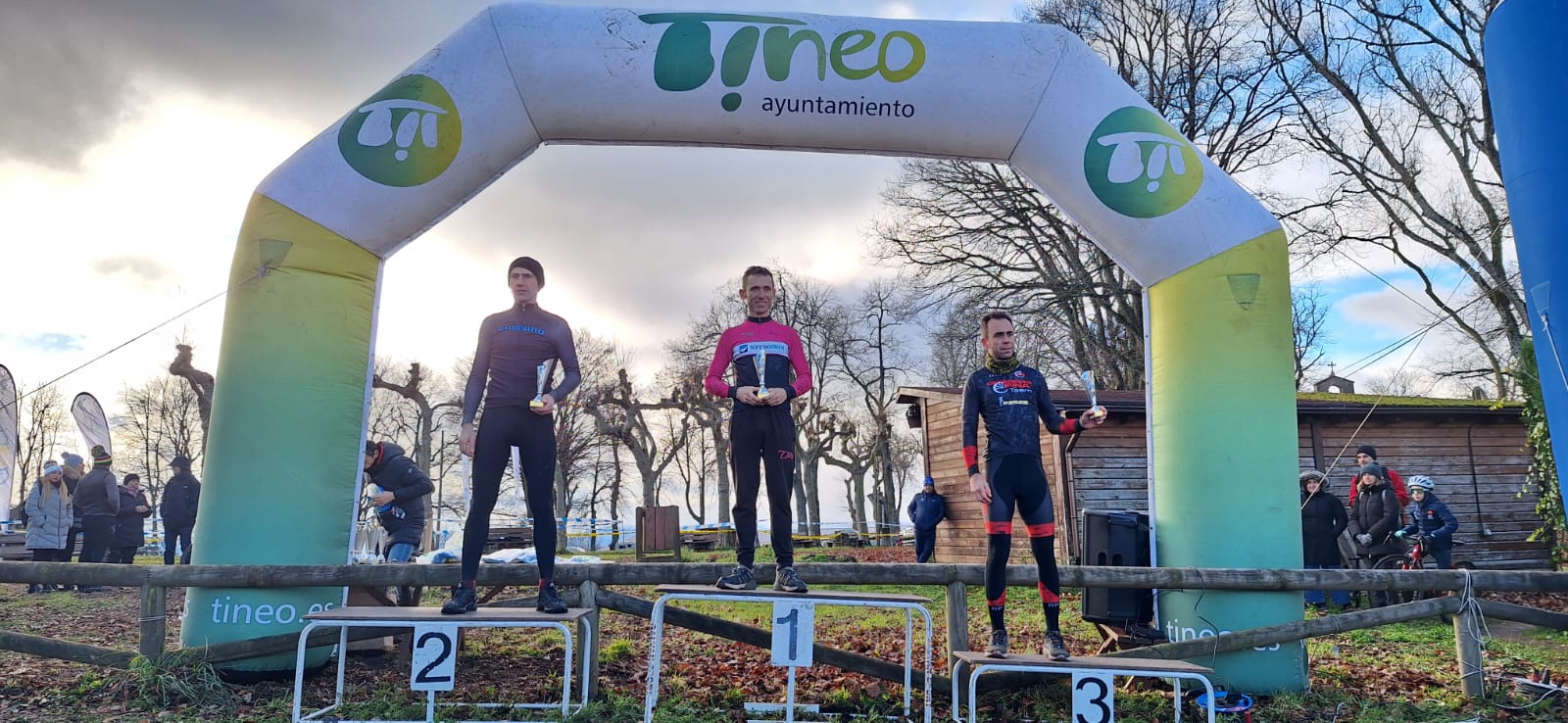 Tineo corona a los campeones de Asturias de Ciclocross en una mañana gélida