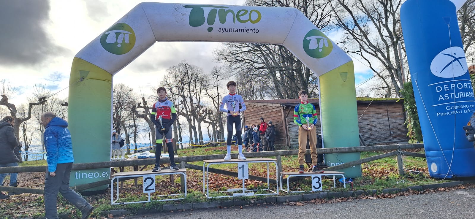 Tineo corona a los campeones de Asturias de Ciclocross en una mañana gélida