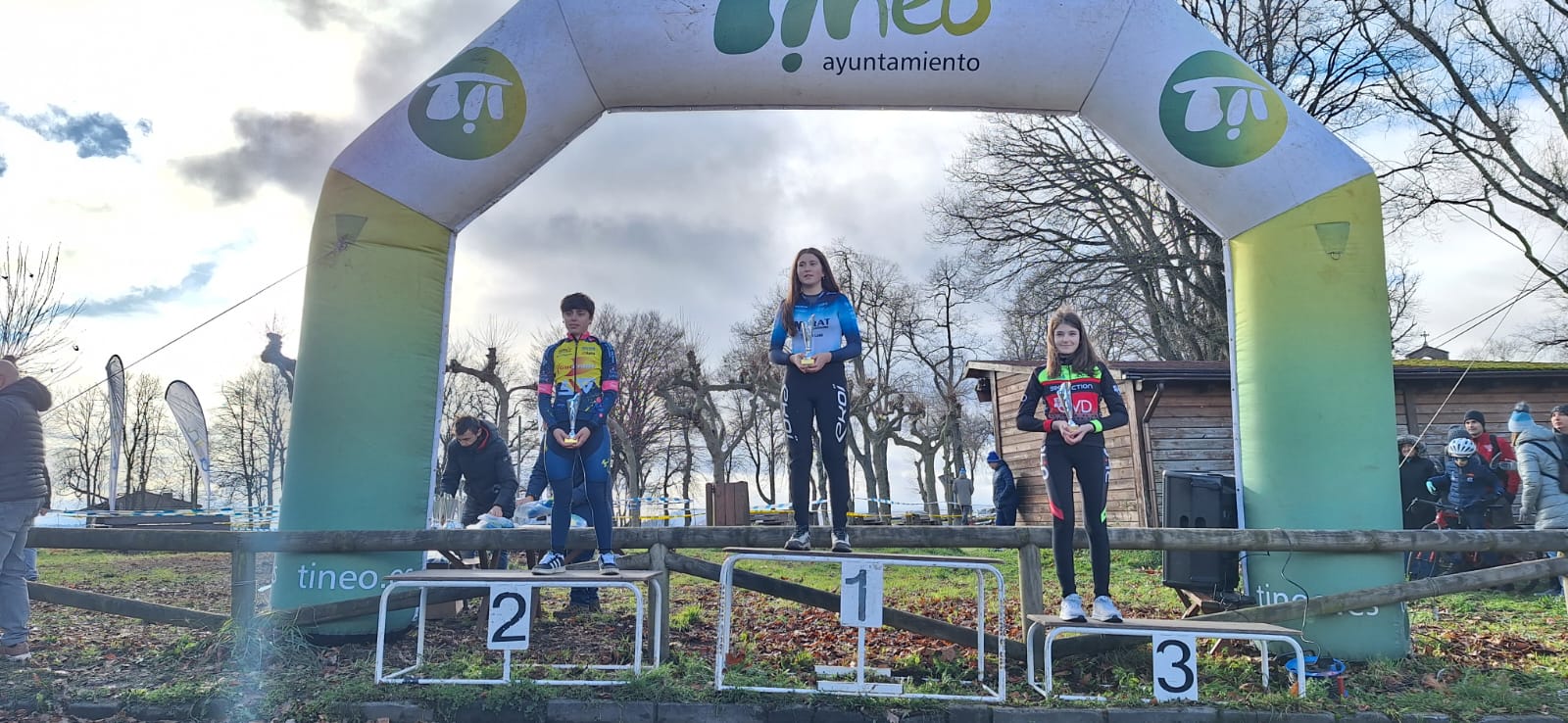 Tineo corona a los campeones de Asturias de Ciclocross en una mañana gélida