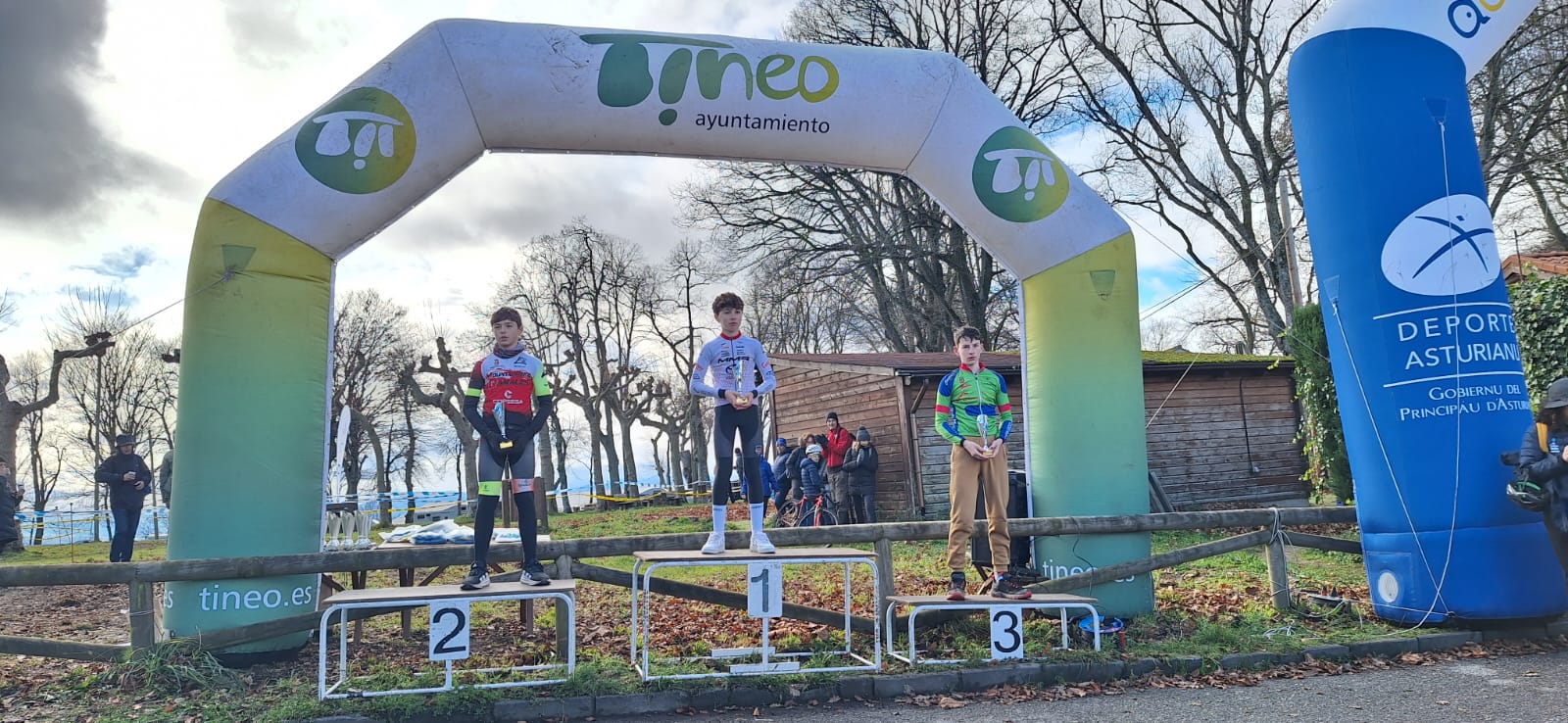 Tineo corona a los campeones de Asturias de Ciclocross en una mañana gélida