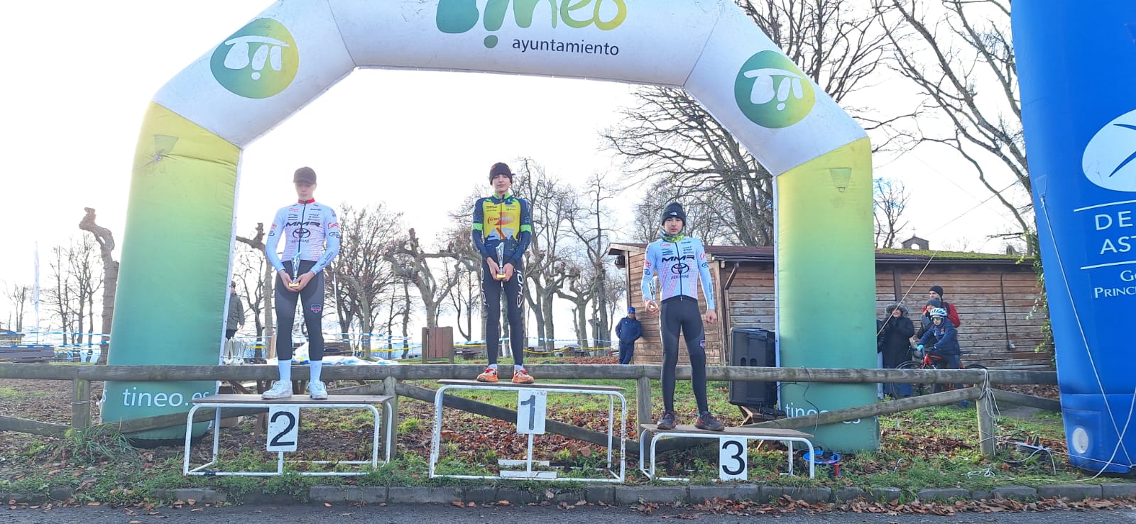 Tineo corona a los campeones de Asturias de Ciclocross en una mañana gélida