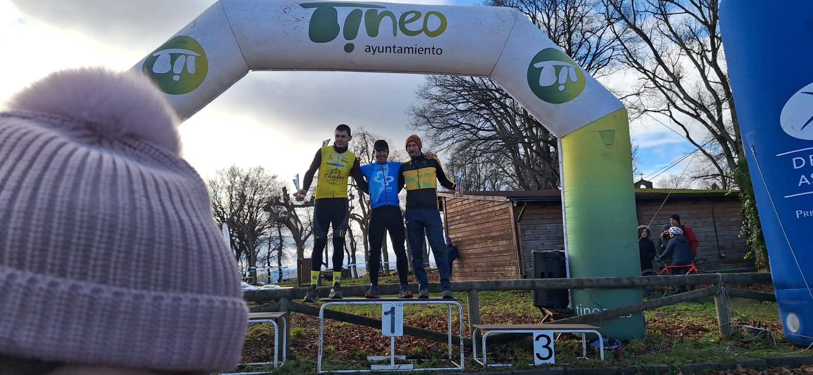 Tineo corona a los campeones de Asturias de Ciclocross en una mañana gélida