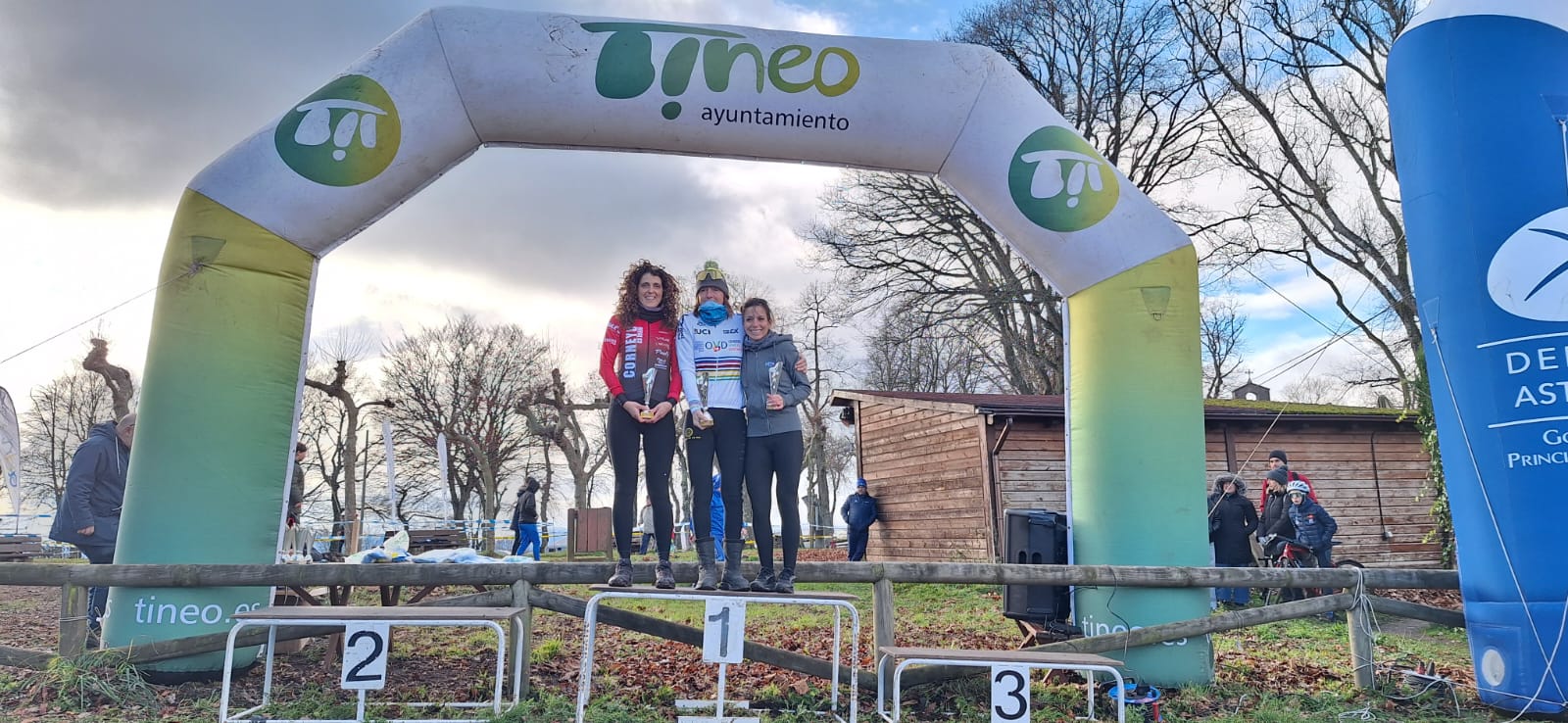 Tineo corona a los campeones de Asturias de Ciclocross en una mañana gélida