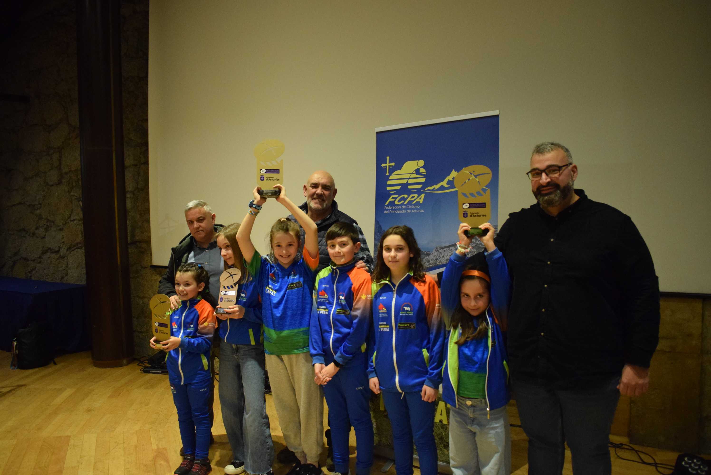 La Gala del Ciclismo Asturiano Premia la Diversidad y el Relevo Generacional en una Noche de Emociones