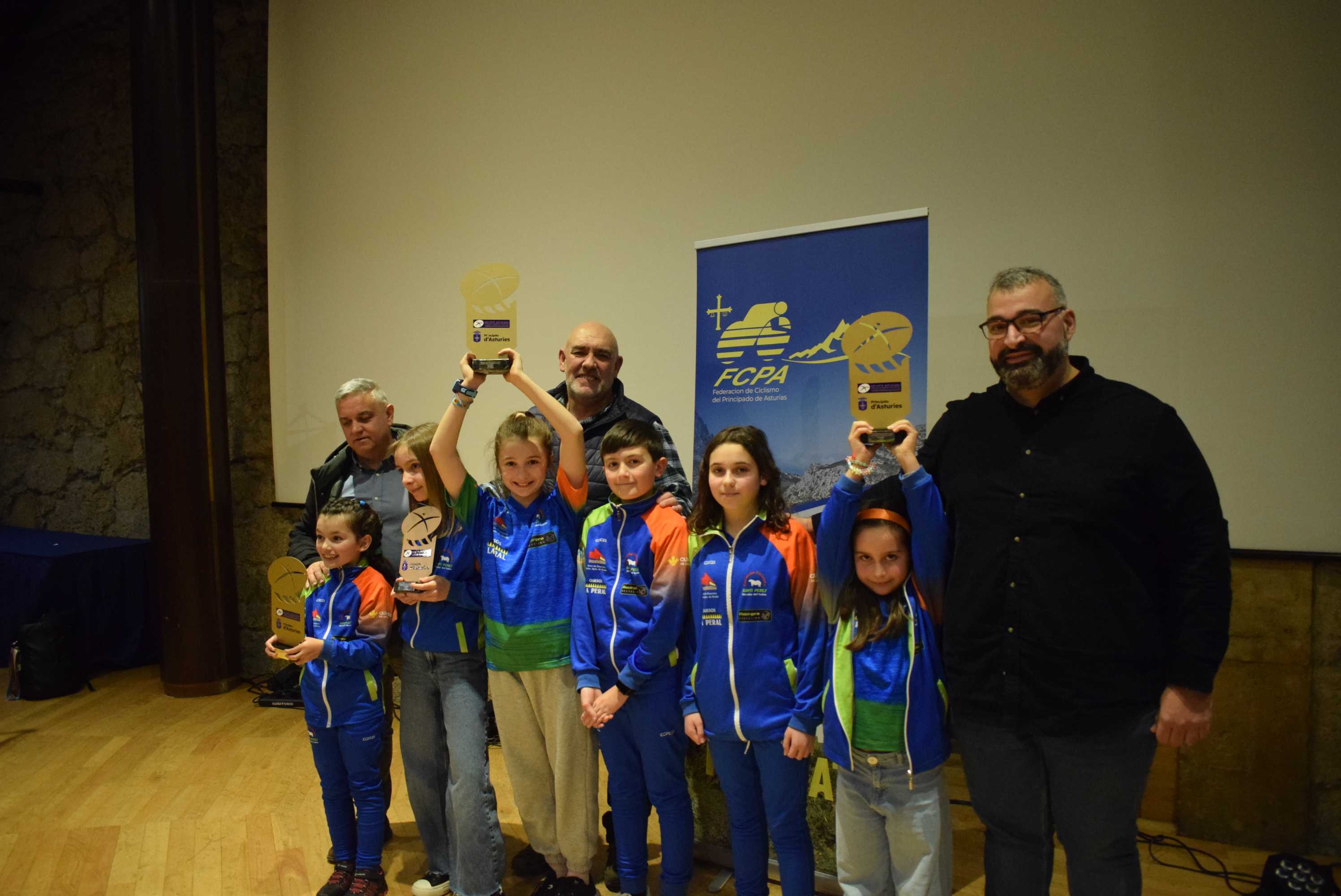 La Gala del Ciclismo Asturiano Premia la Diversidad y el Relevo Generacional en una Noche de Emociones