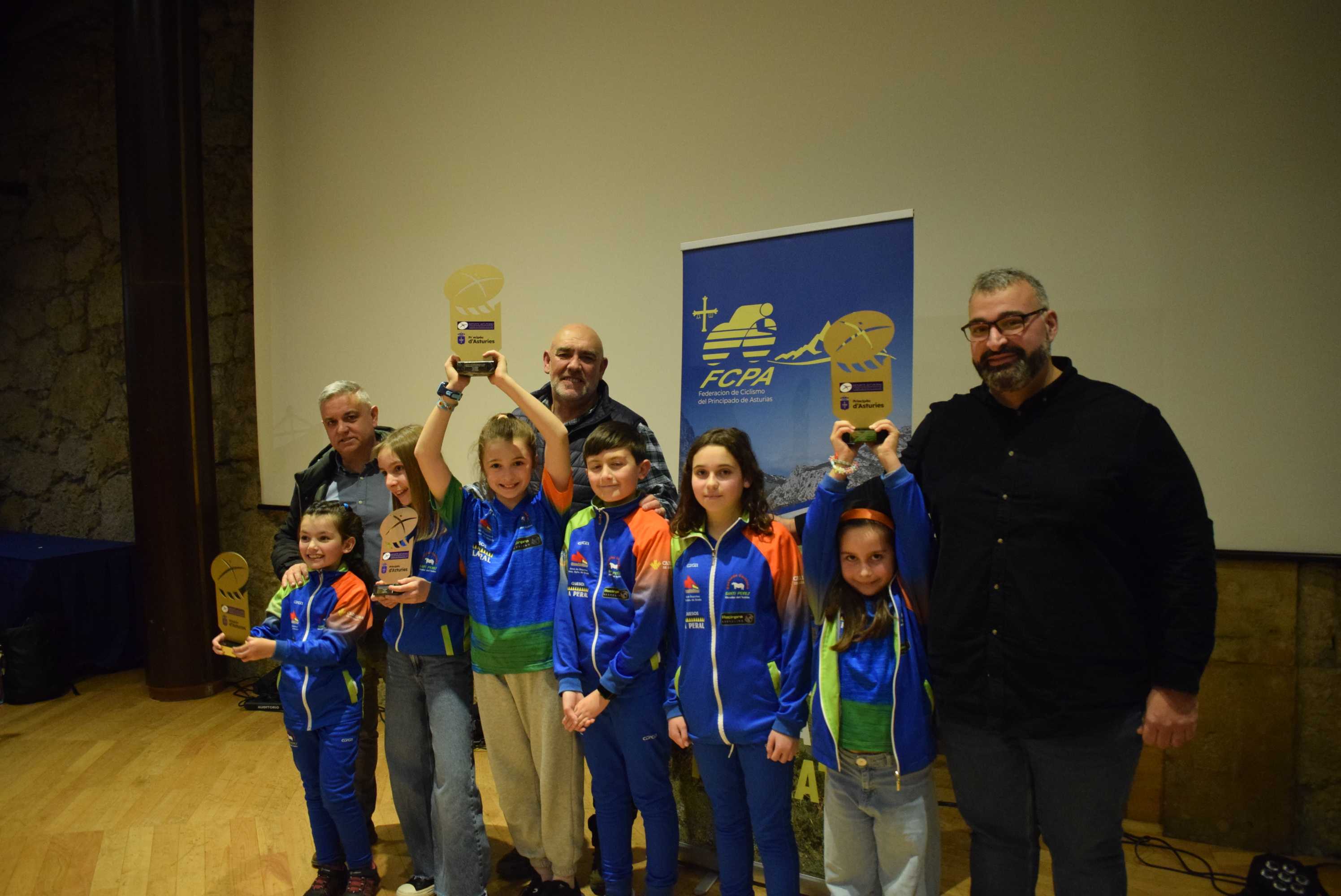 La Gala del Ciclismo Asturiano Premia la Diversidad y el Relevo Generacional en una Noche de Emociones