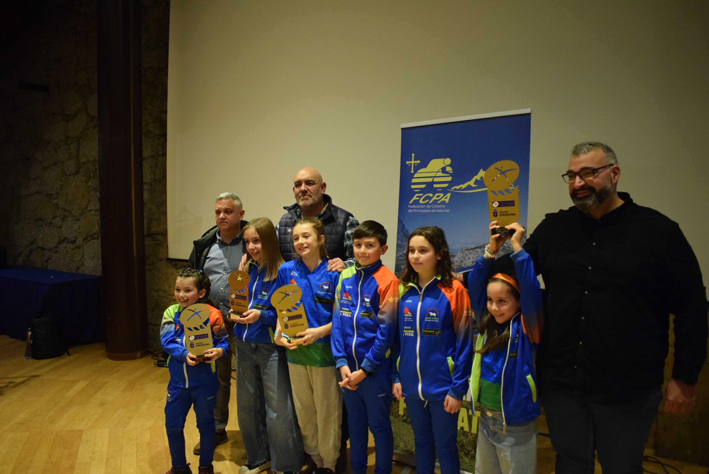 La Gala del Ciclismo Asturiano Premia la Diversidad y el Relevo Generacional en una Noche de Emociones