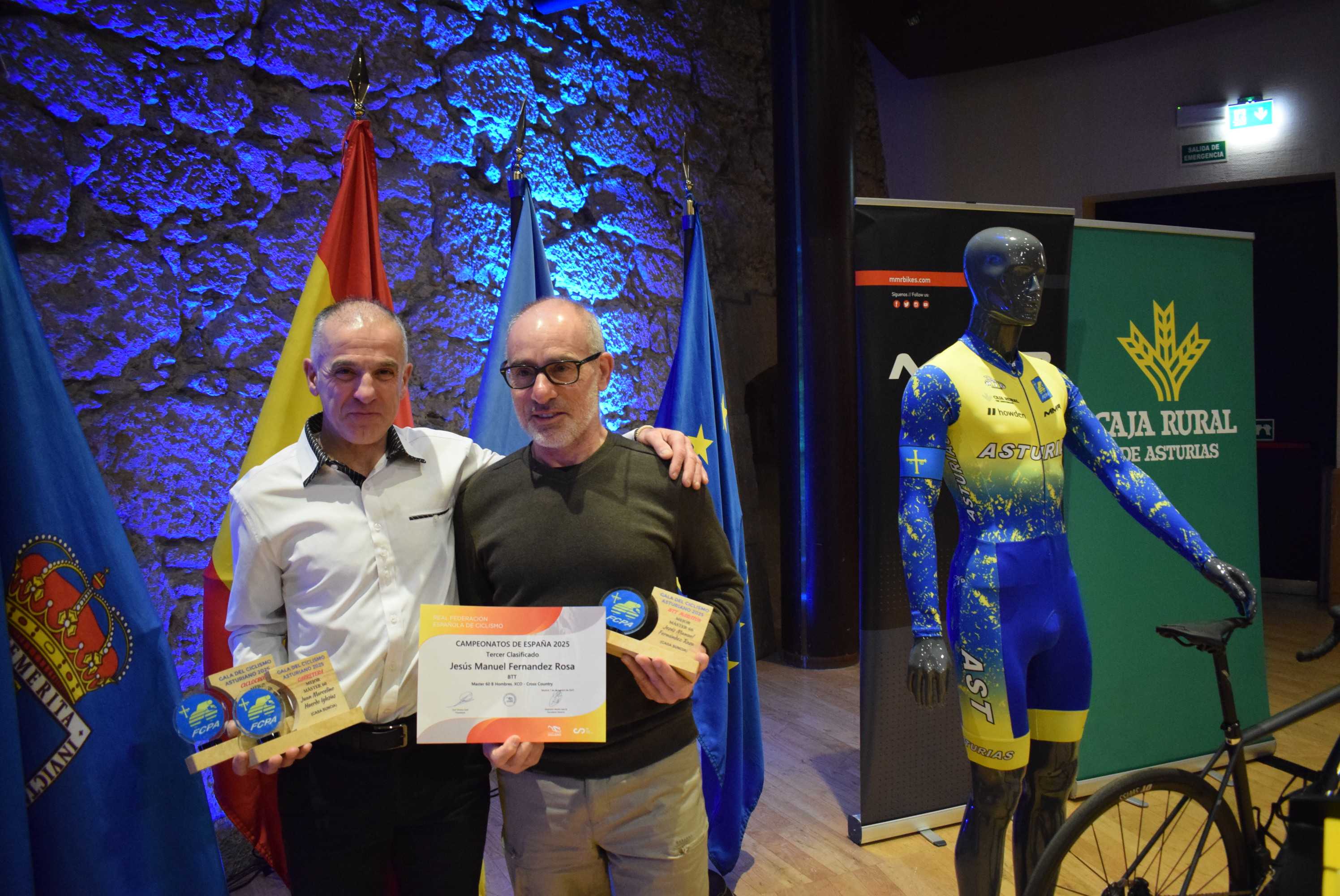 La Gala del Ciclismo Asturiano Premia la Diversidad y el Relevo Generacional en una Noche de Emociones