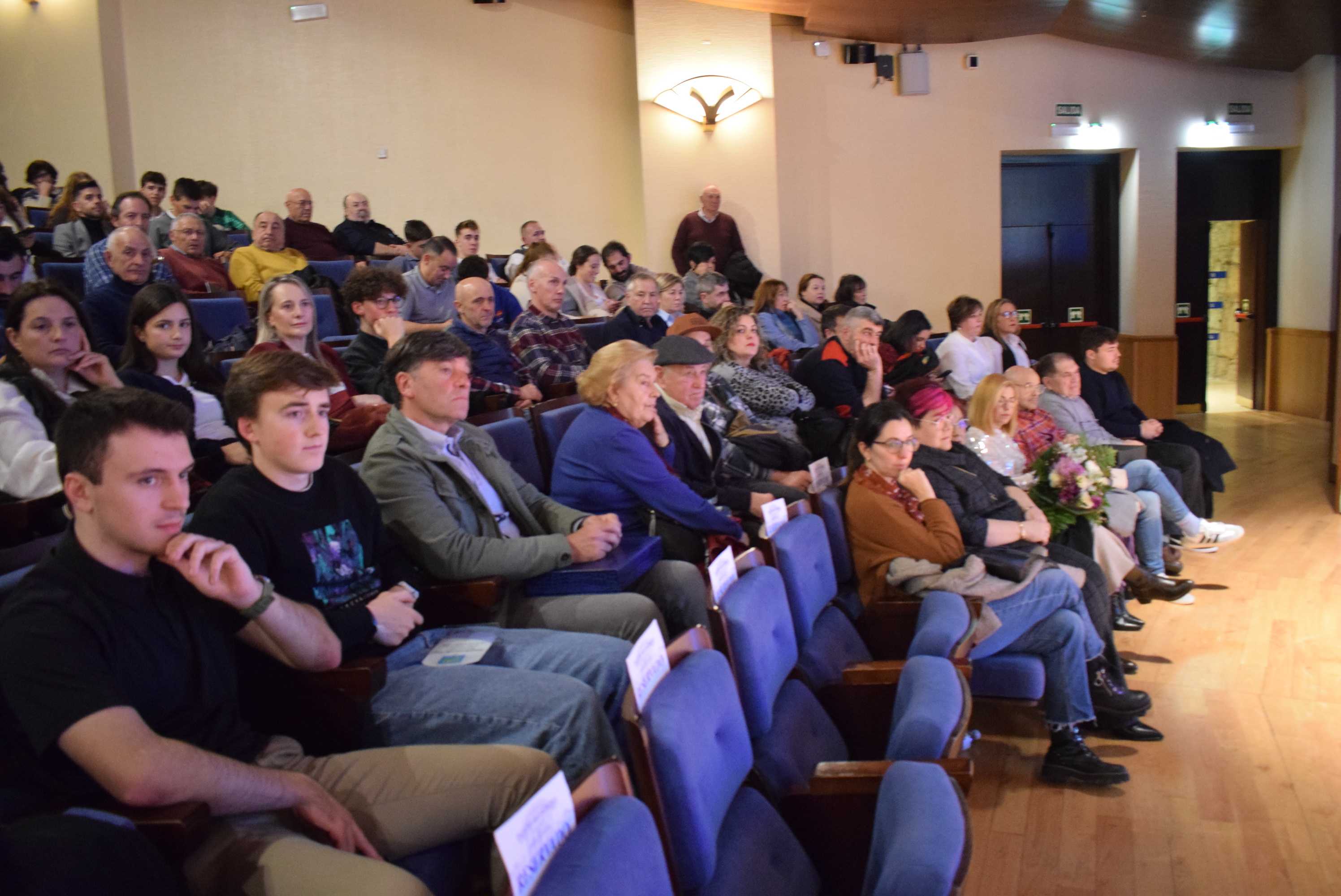 La Gala del Ciclismo Asturiano Premia la Diversidad y el Relevo Generacional en una Noche de Emociones