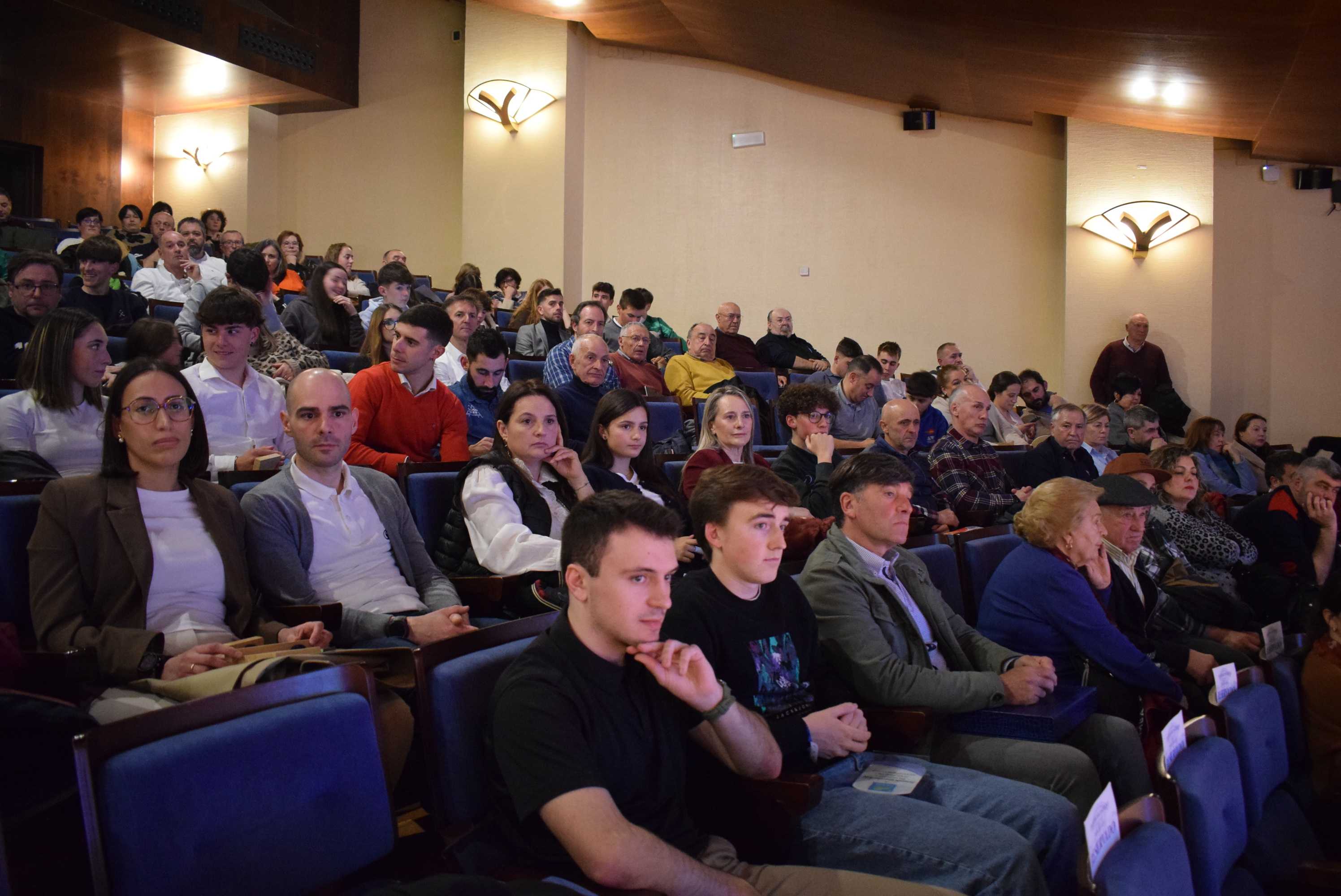 La Gala del Ciclismo Asturiano Premia la Diversidad y el Relevo Generacional en una Noche de Emociones