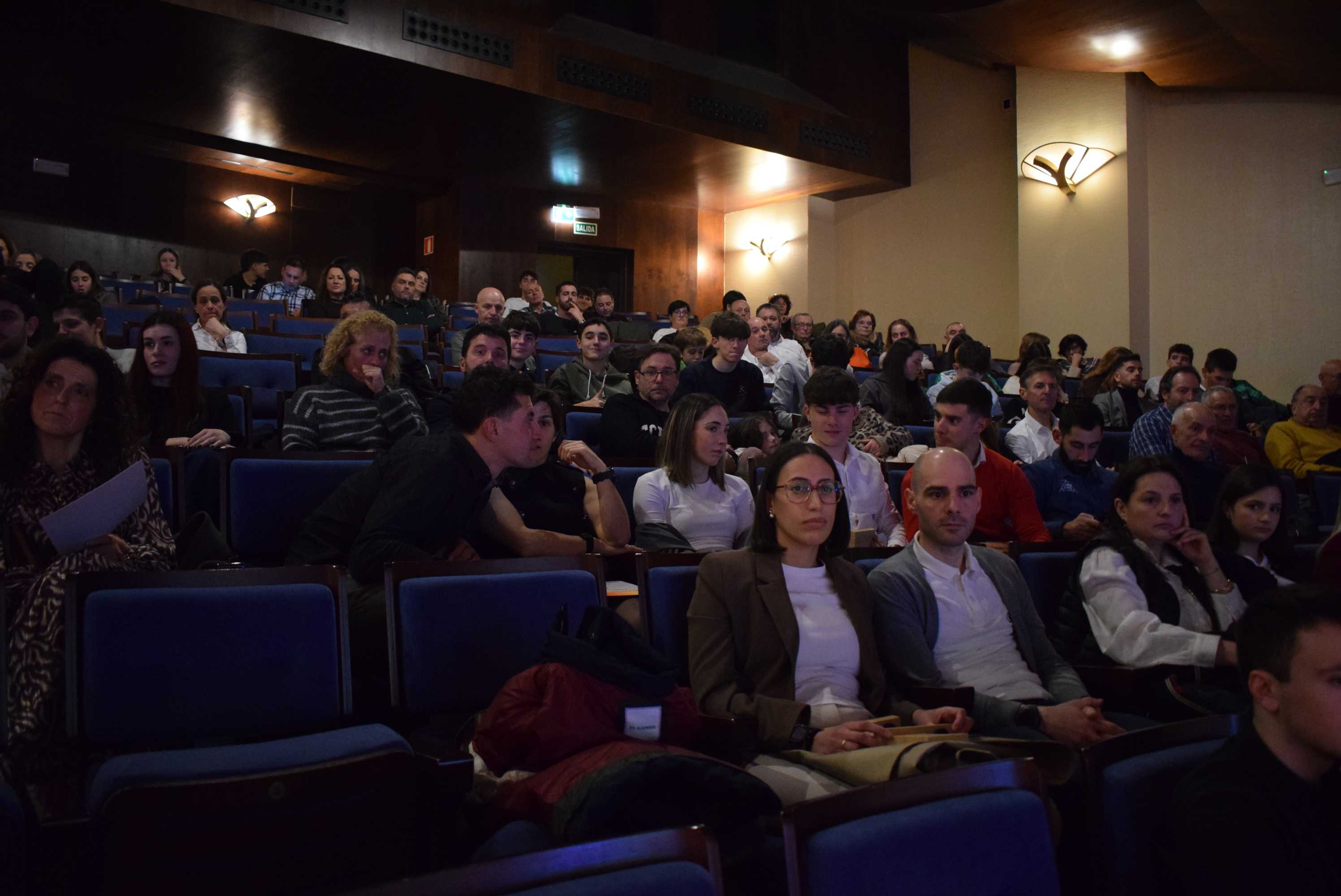 La Gala del Ciclismo Asturiano Premia la Diversidad y el Relevo Generacional en una Noche de Emociones