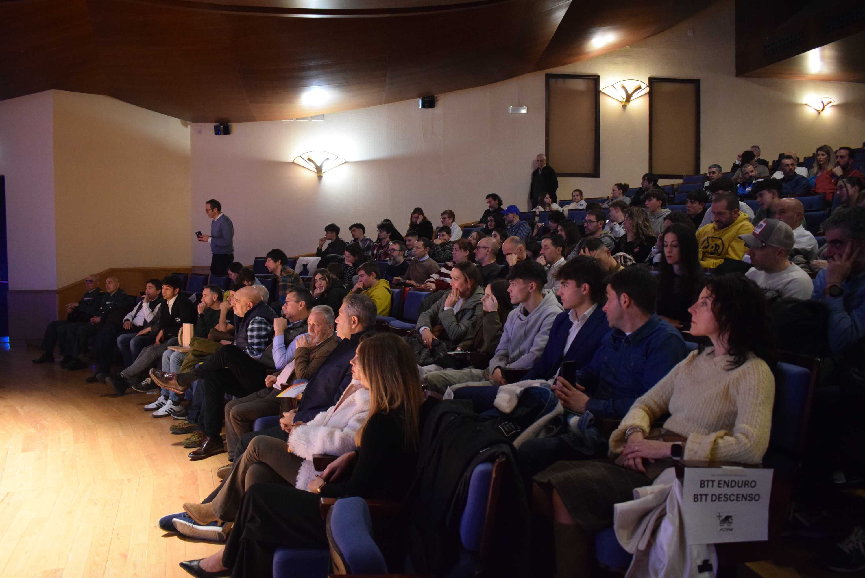 La Gala del Ciclismo Asturiano Premia la Diversidad y el Relevo Generacional en una Noche de Emociones