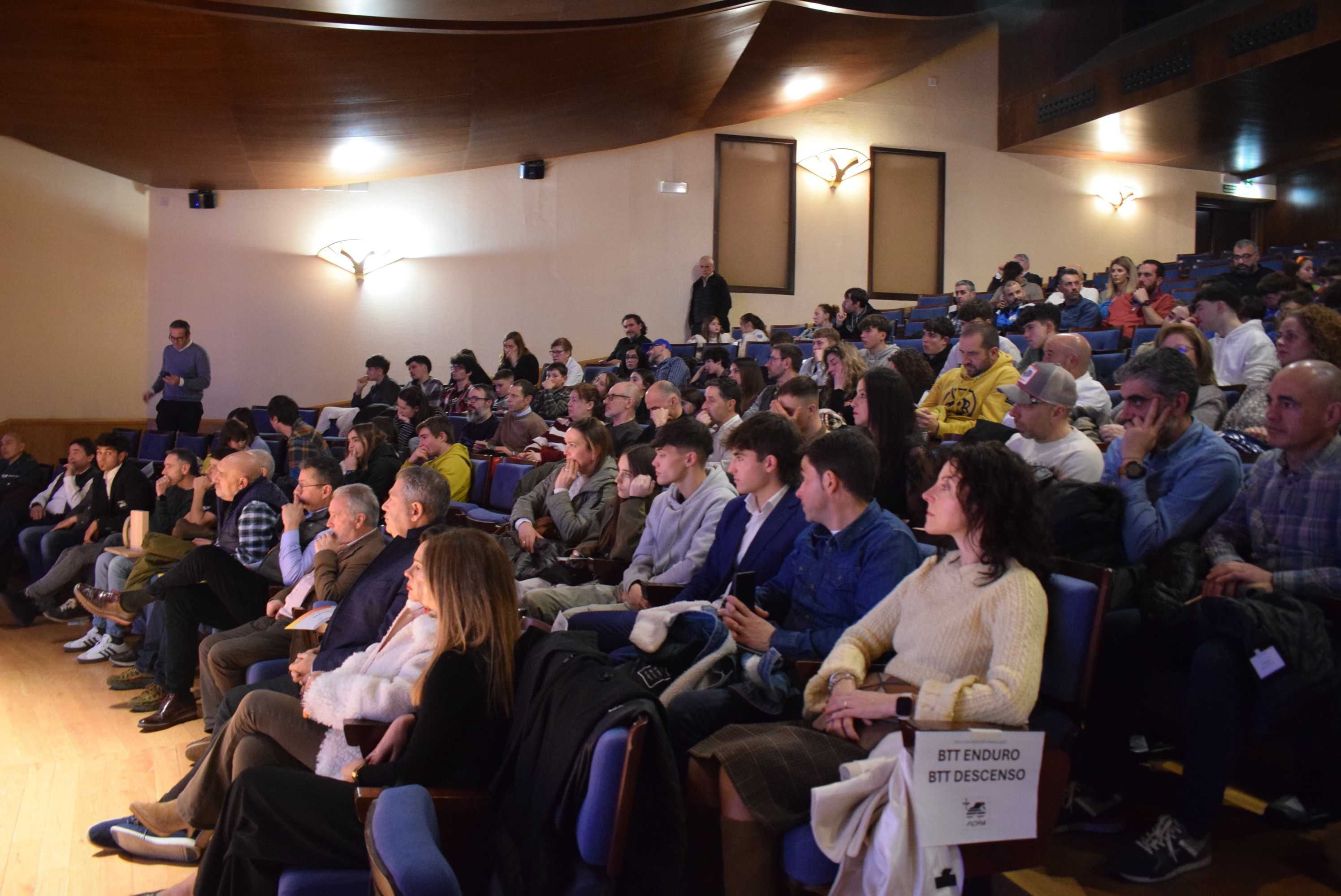 La Gala del Ciclismo Asturiano Premia la Diversidad y el Relevo Generacional en una Noche de Emociones