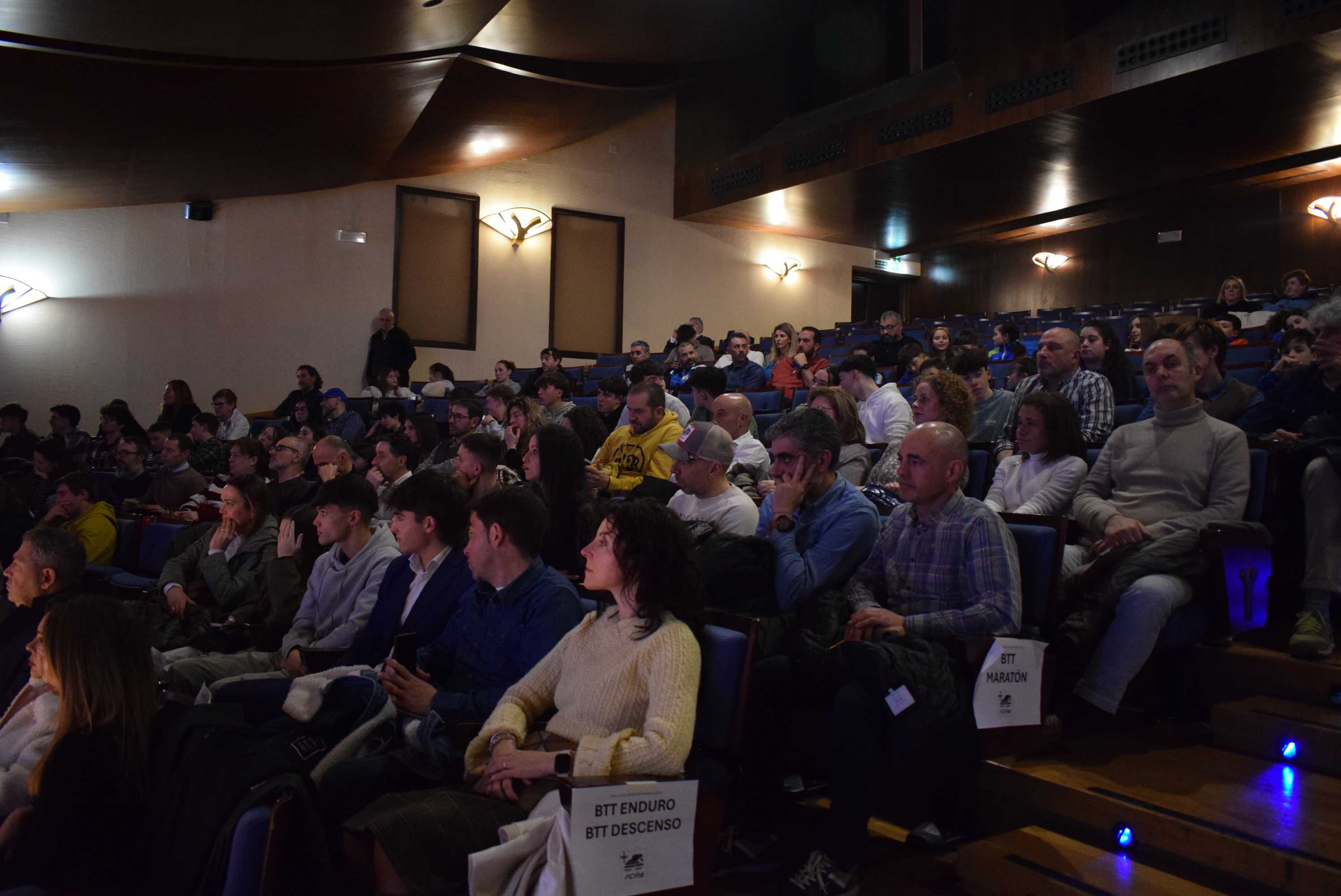 La Gala del Ciclismo Asturiano Premia la Diversidad y el Relevo Generacional en una Noche de Emociones