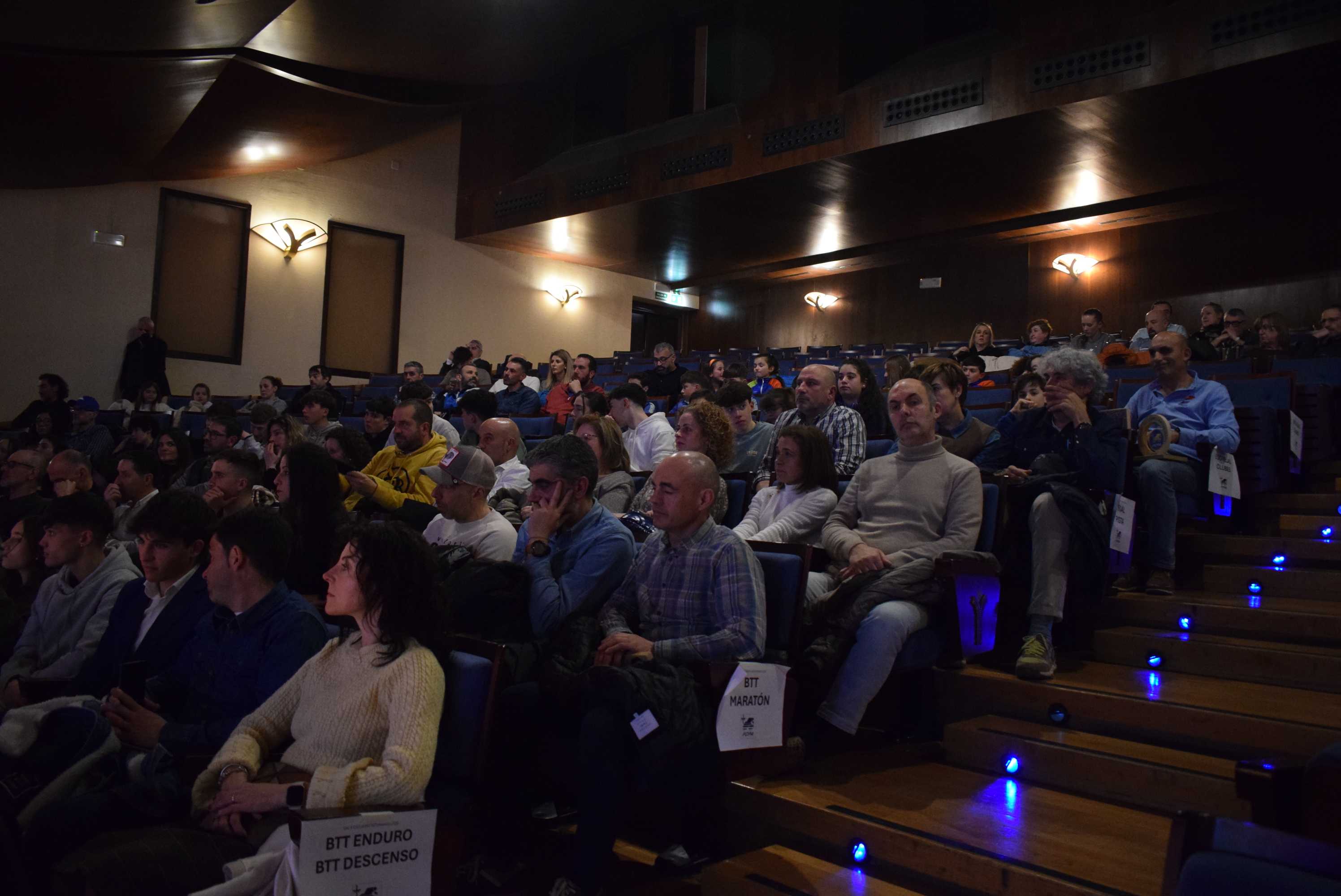 La Gala del Ciclismo Asturiano Premia la Diversidad y el Relevo Generacional en una Noche de Emociones