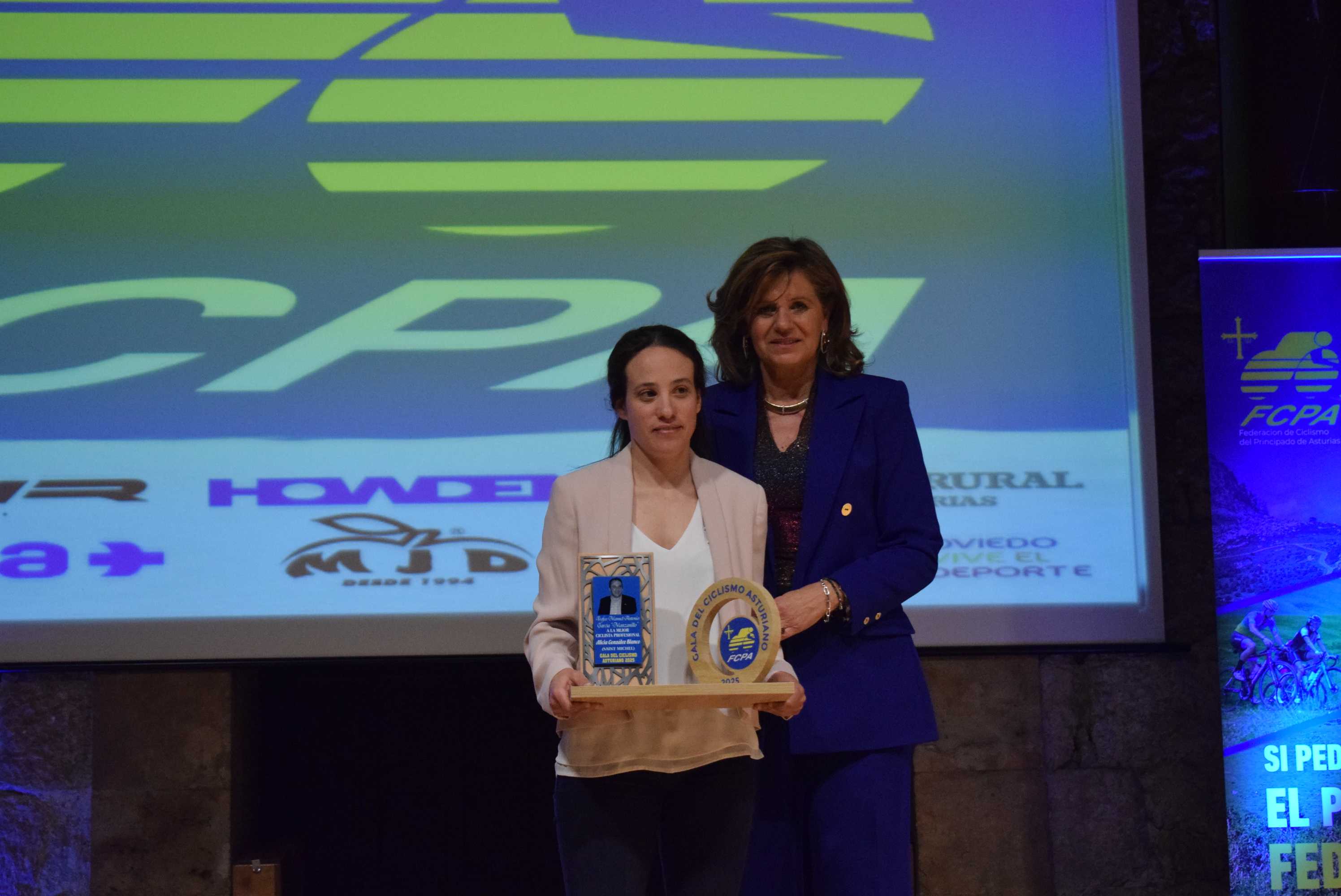La Gala del Ciclismo Asturiano Premia la Diversidad y el Relevo Generacional en una Noche de Emociones