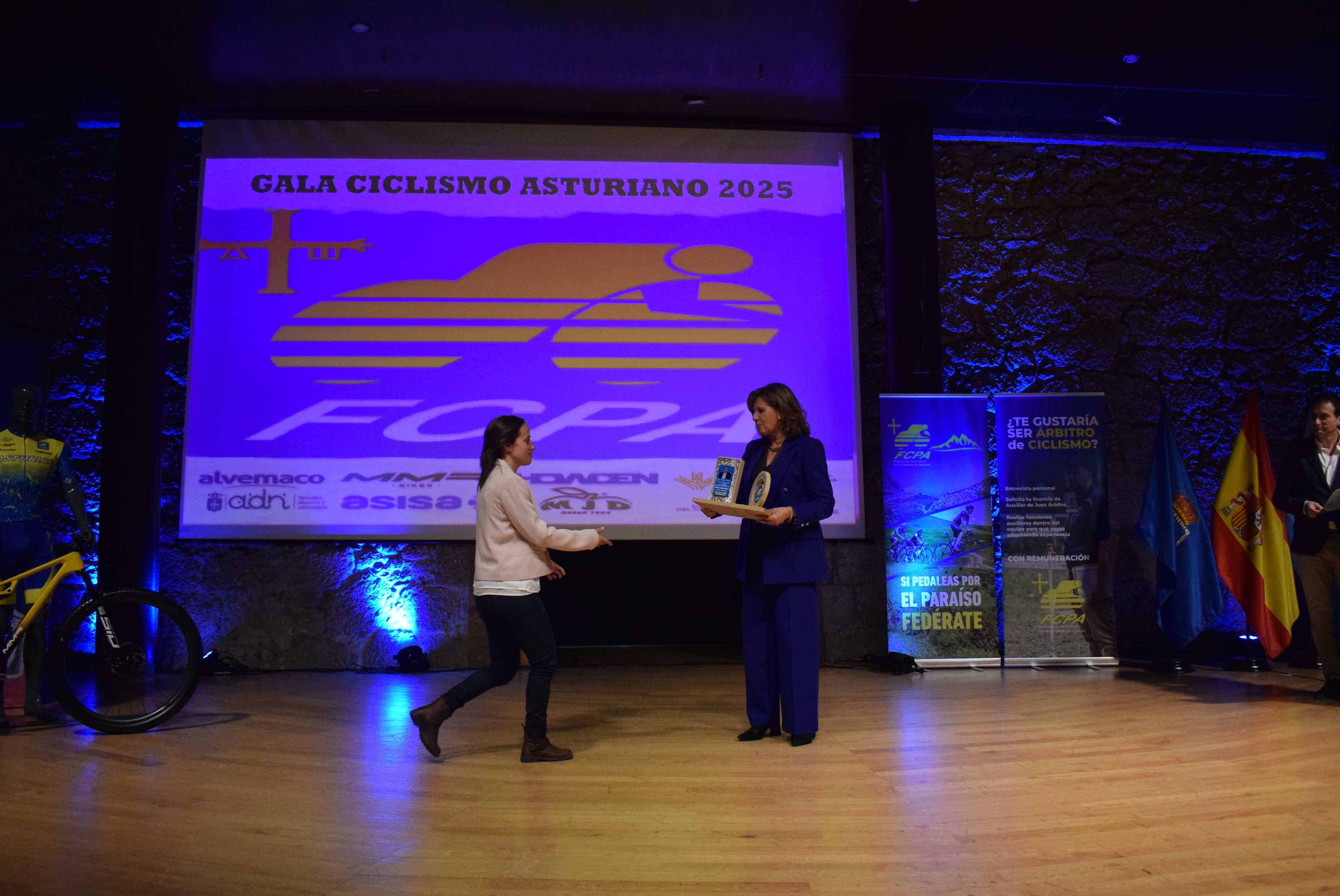 La Gala del Ciclismo Asturiano Premia la Diversidad y el Relevo Generacional en una Noche de Emociones