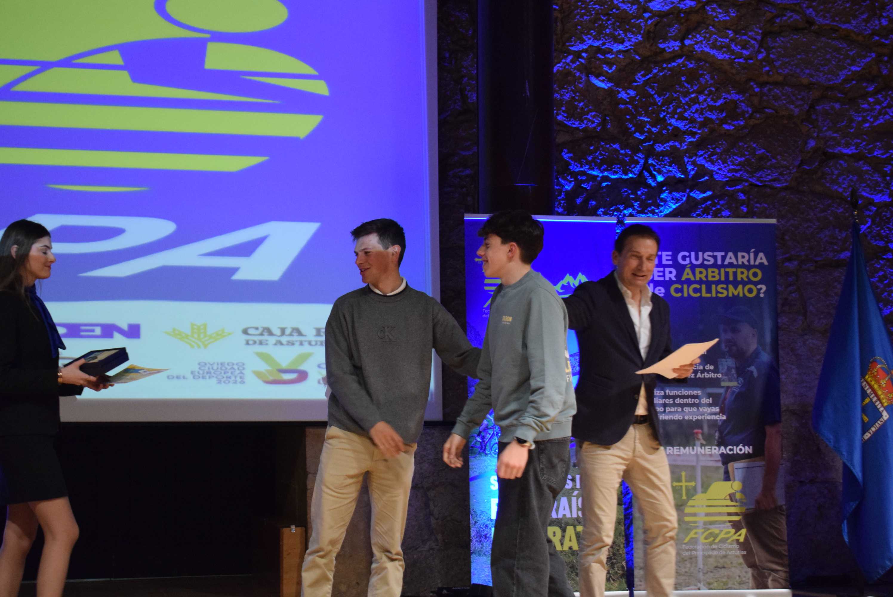La Gala del Ciclismo Asturiano Premia la Diversidad y el Relevo Generacional en una Noche de Emociones