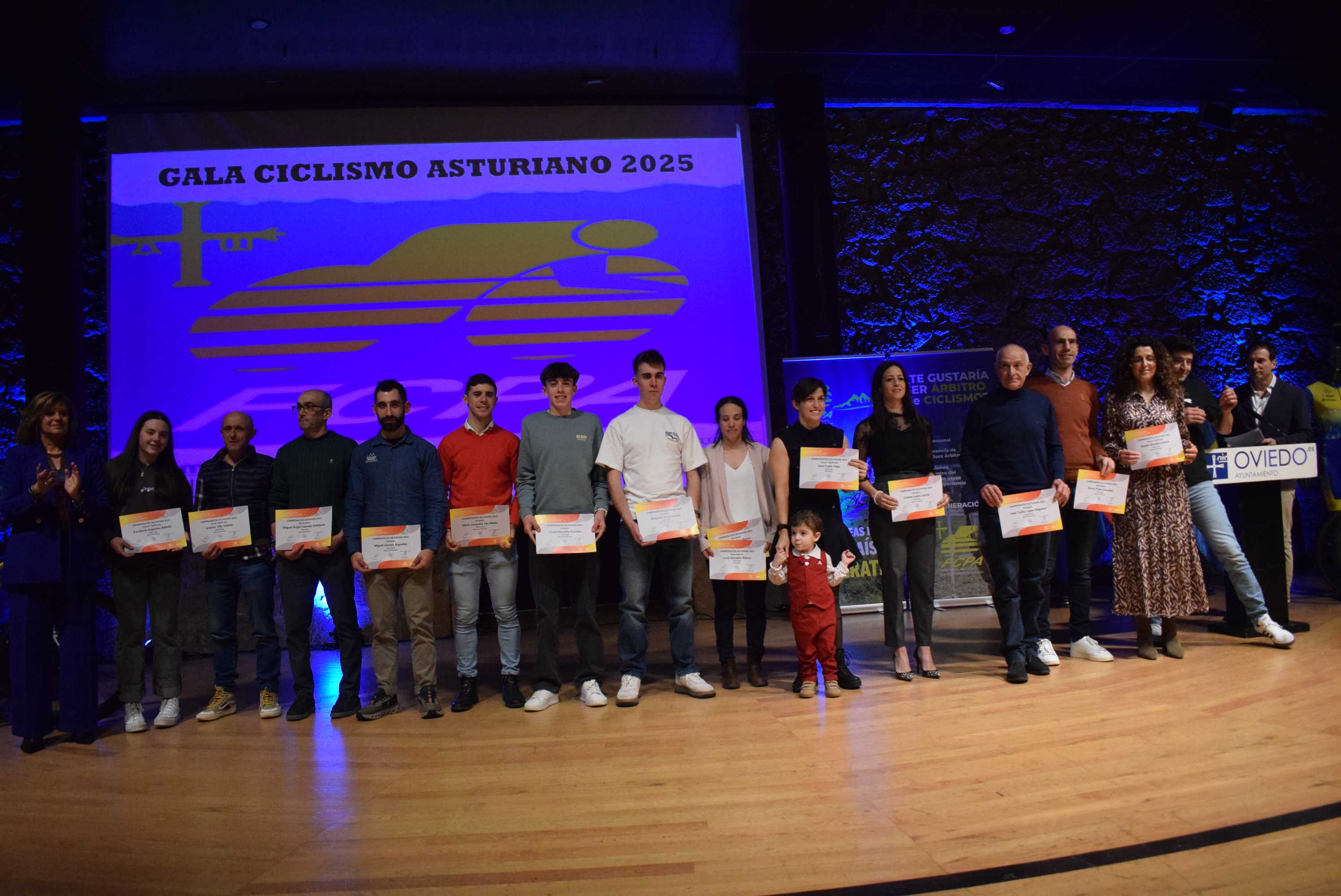 La Gala del Ciclismo Asturiano Premia la Diversidad y el Relevo Generacional en una Noche de Emociones
