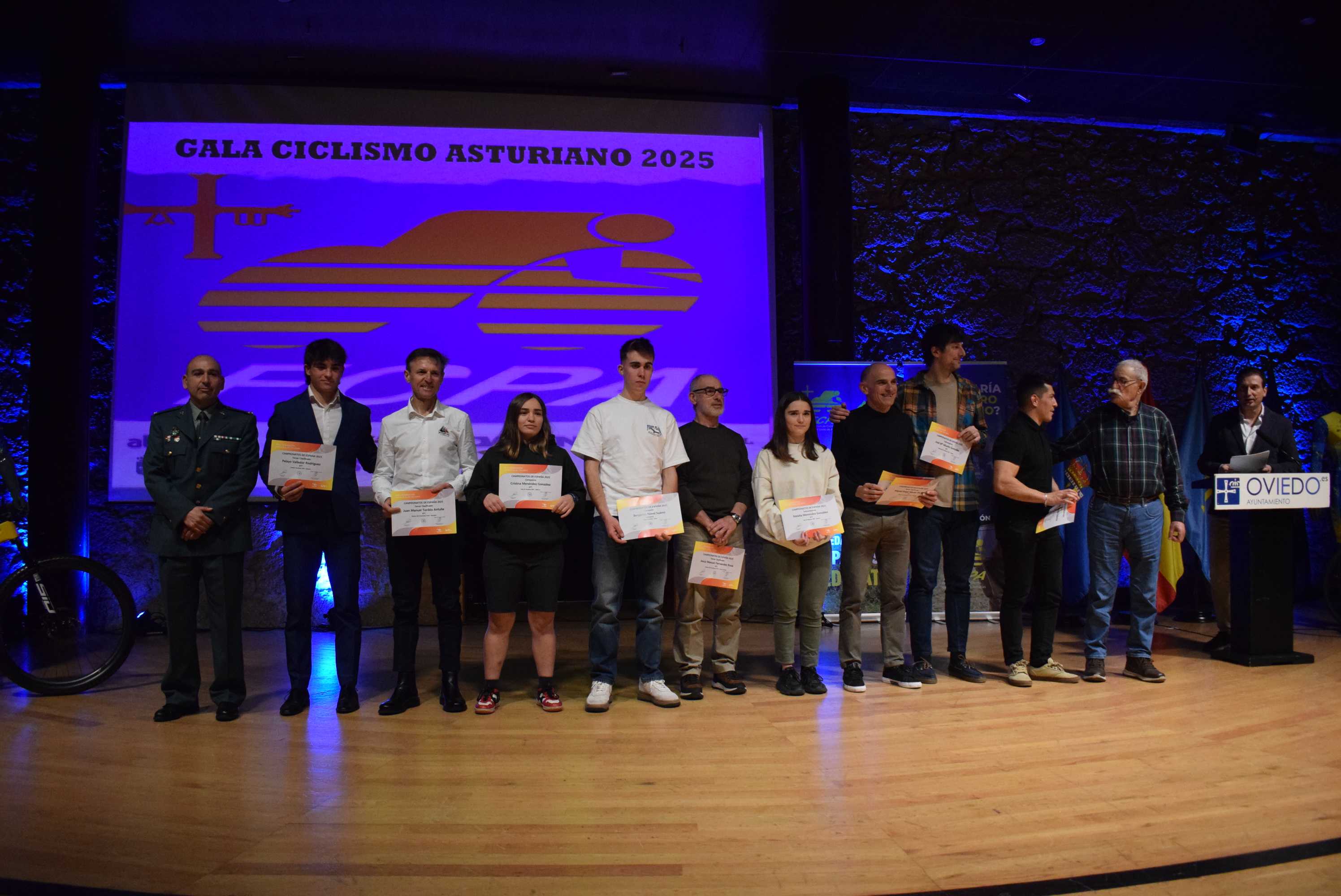 La Gala del Ciclismo Asturiano Premia la Diversidad y el Relevo Generacional en una Noche de Emociones