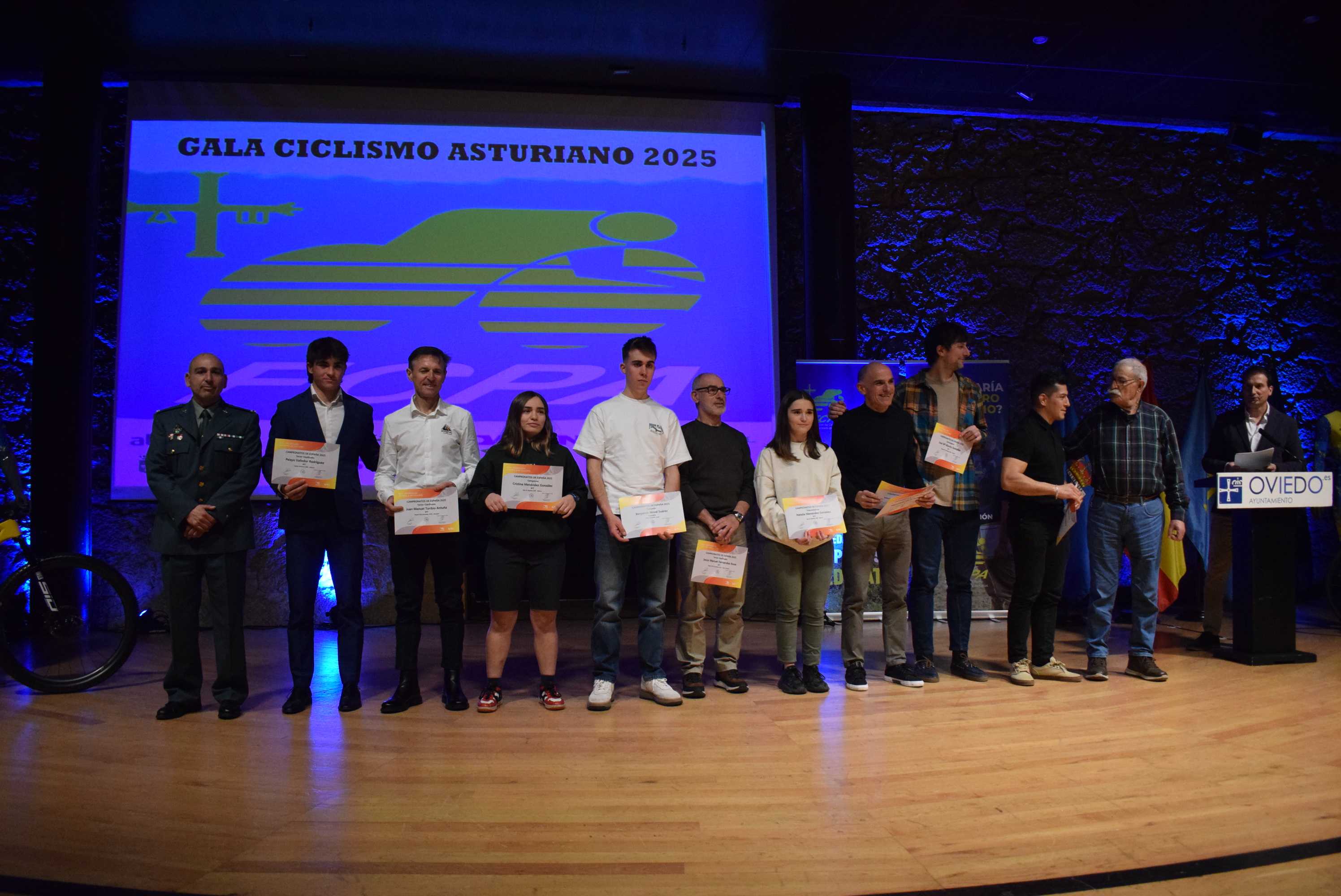La Gala del Ciclismo Asturiano Premia la Diversidad y el Relevo Generacional en una Noche de Emociones