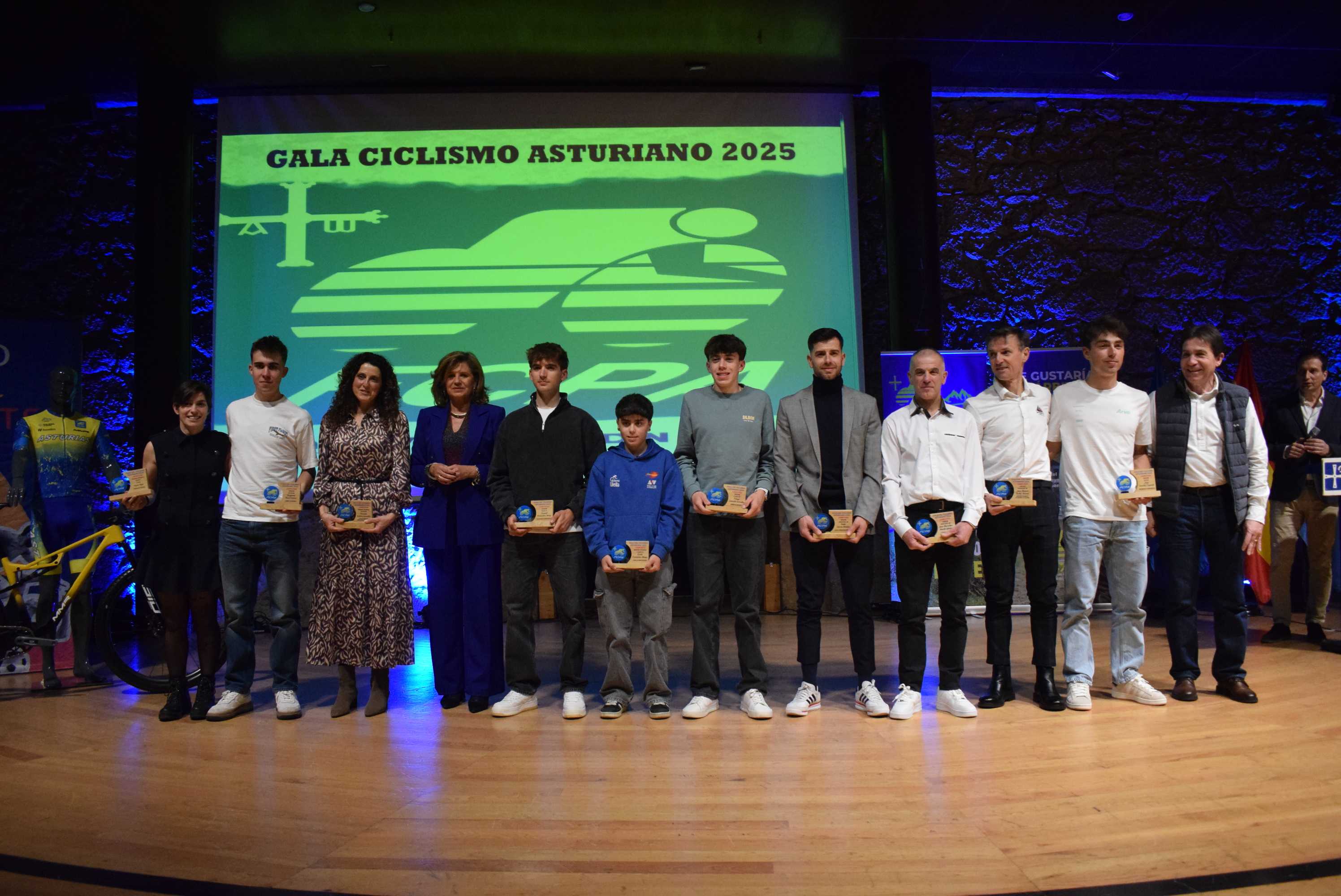 La Gala del Ciclismo Asturiano Premia la Diversidad y el Relevo Generacional en una Noche de Emociones