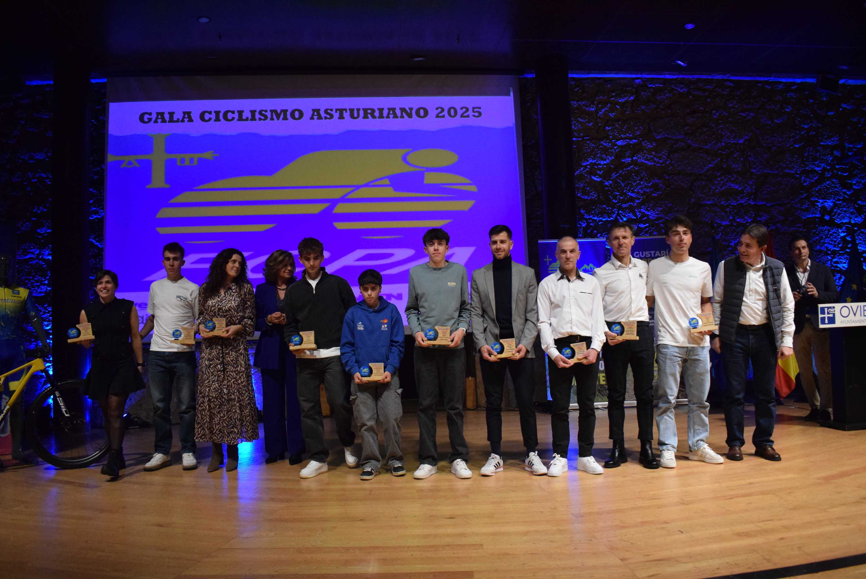 La Gala del Ciclismo Asturiano Premia la Diversidad y el Relevo Generacional en una Noche de Emociones