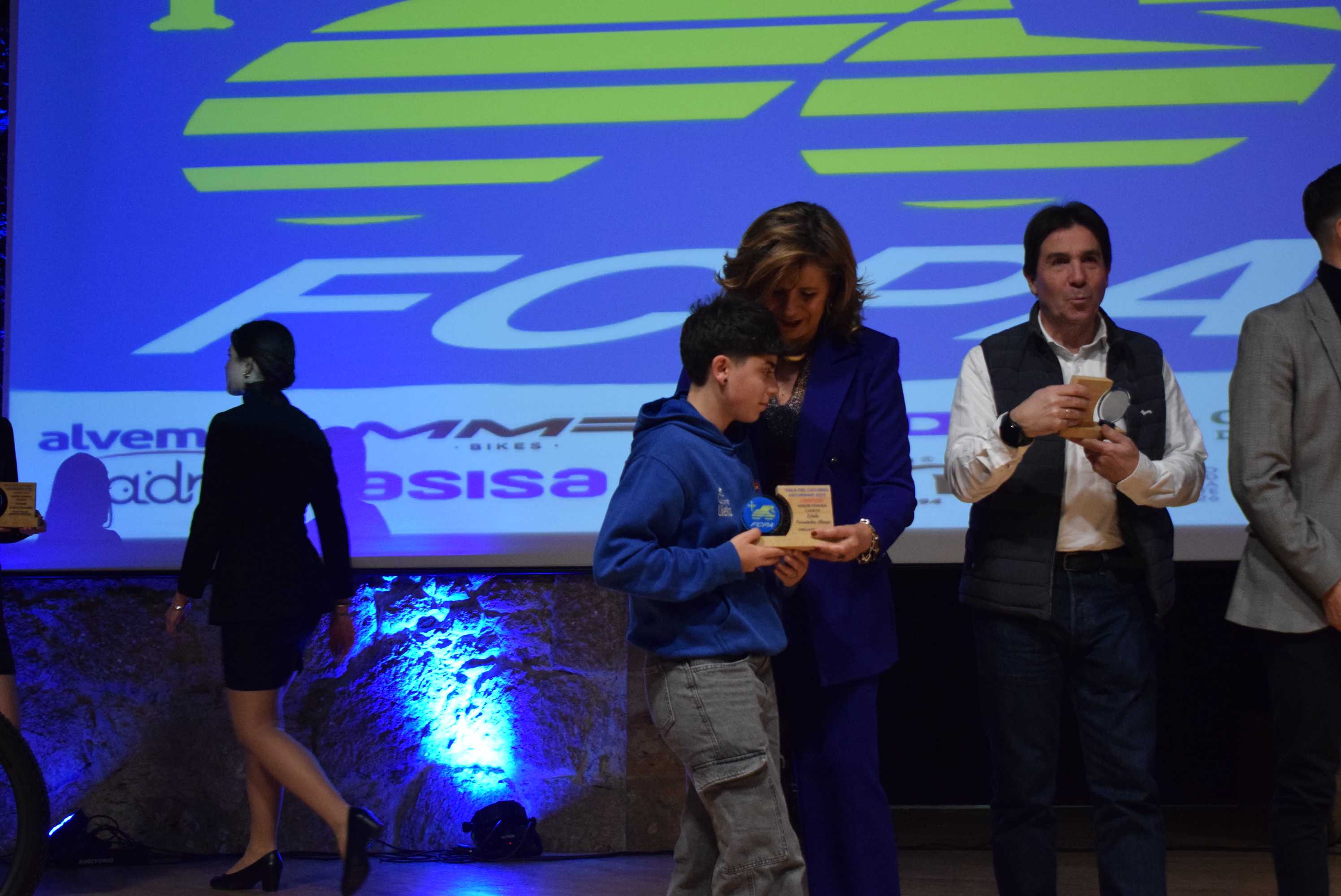 La Gala del Ciclismo Asturiano Premia la Diversidad y el Relevo Generacional en una Noche de Emociones