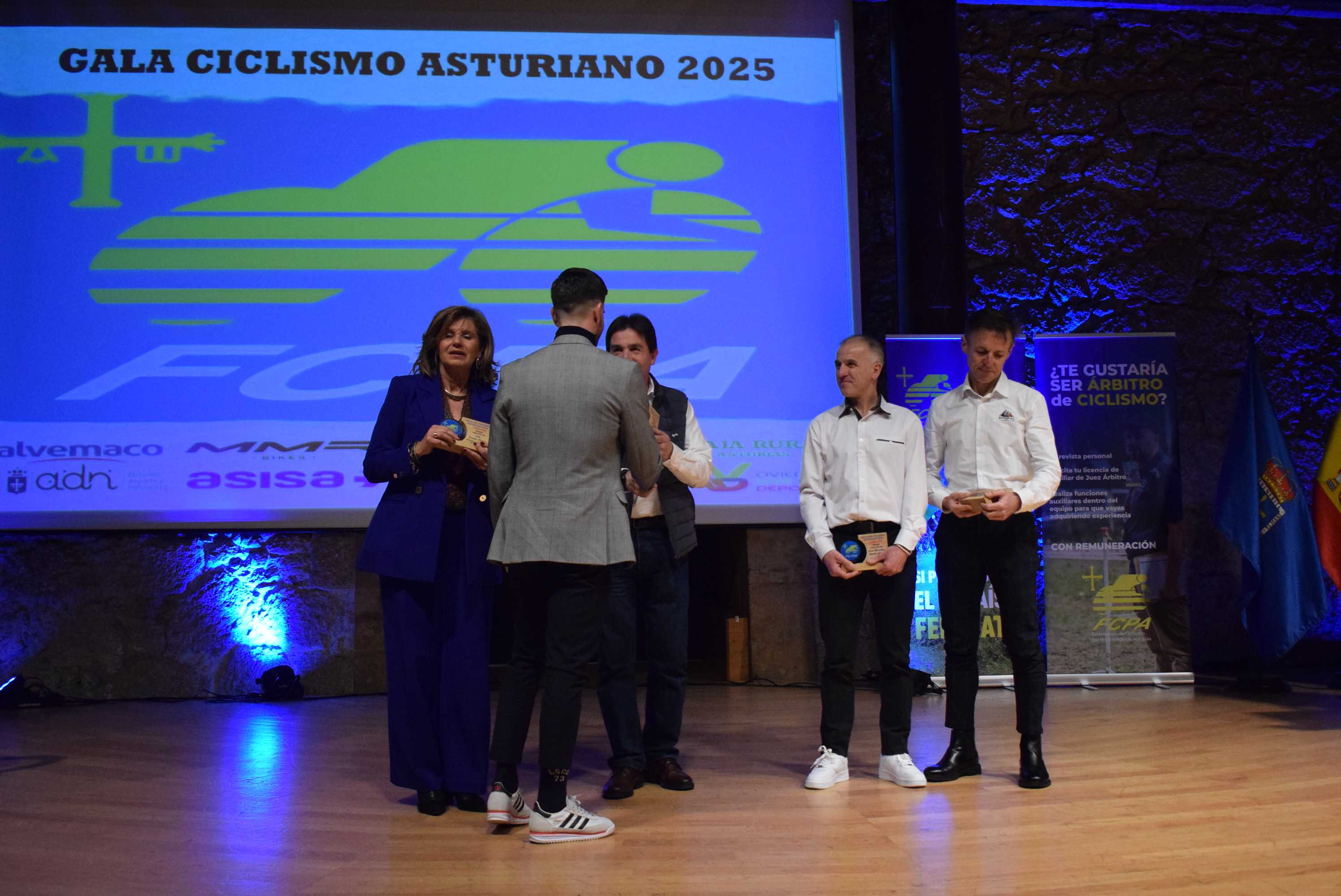 La Gala del Ciclismo Asturiano Premia la Diversidad y el Relevo Generacional en una Noche de Emociones