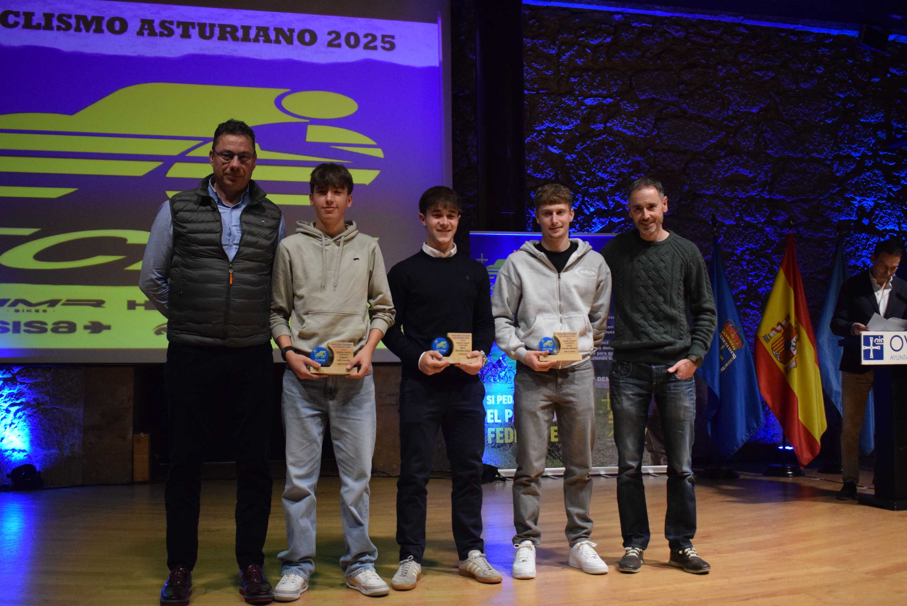 La Gala del Ciclismo Asturiano Premia la Diversidad y el Relevo Generacional en una Noche de Emociones
