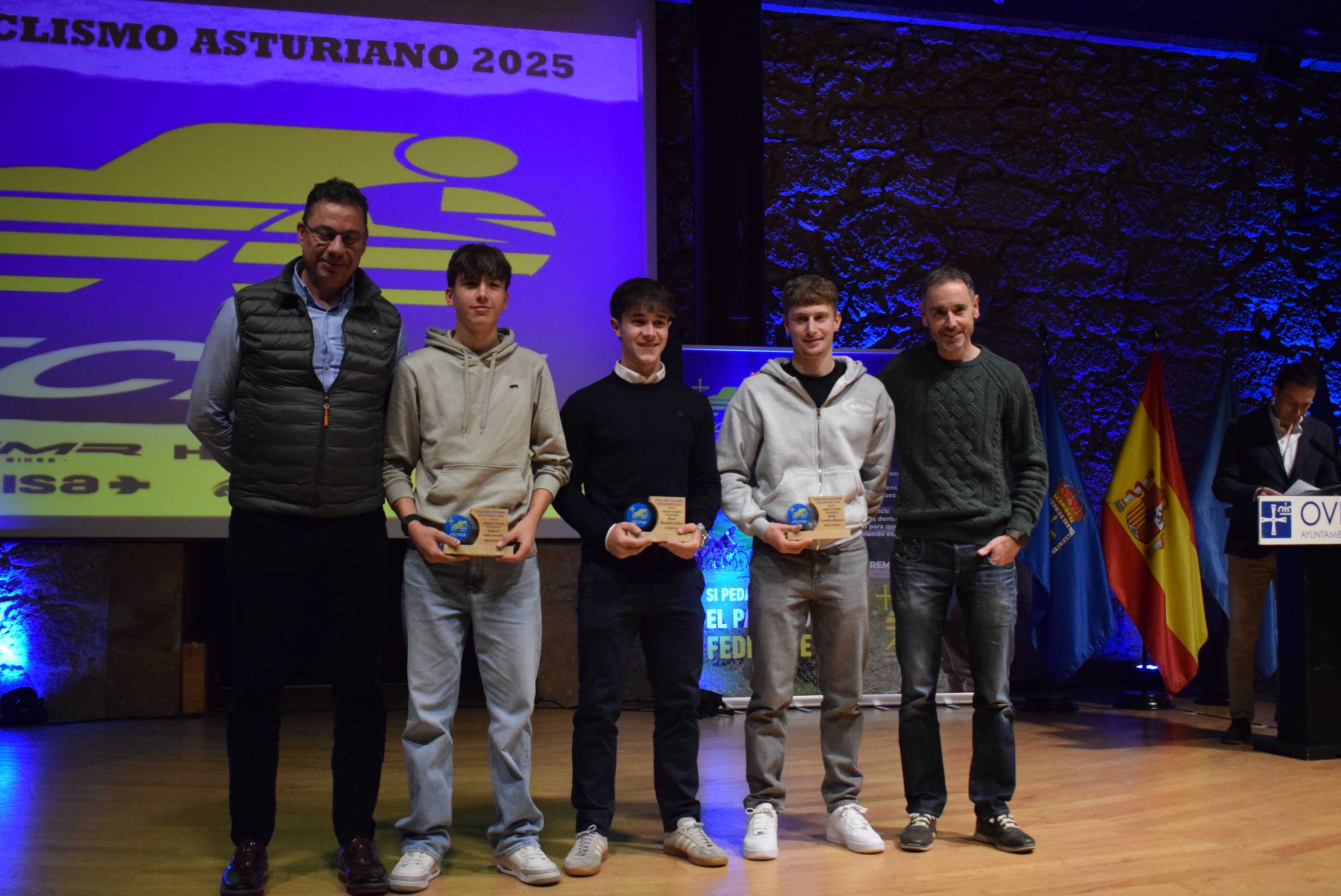La Gala del Ciclismo Asturiano Premia la Diversidad y el Relevo Generacional en una Noche de Emociones