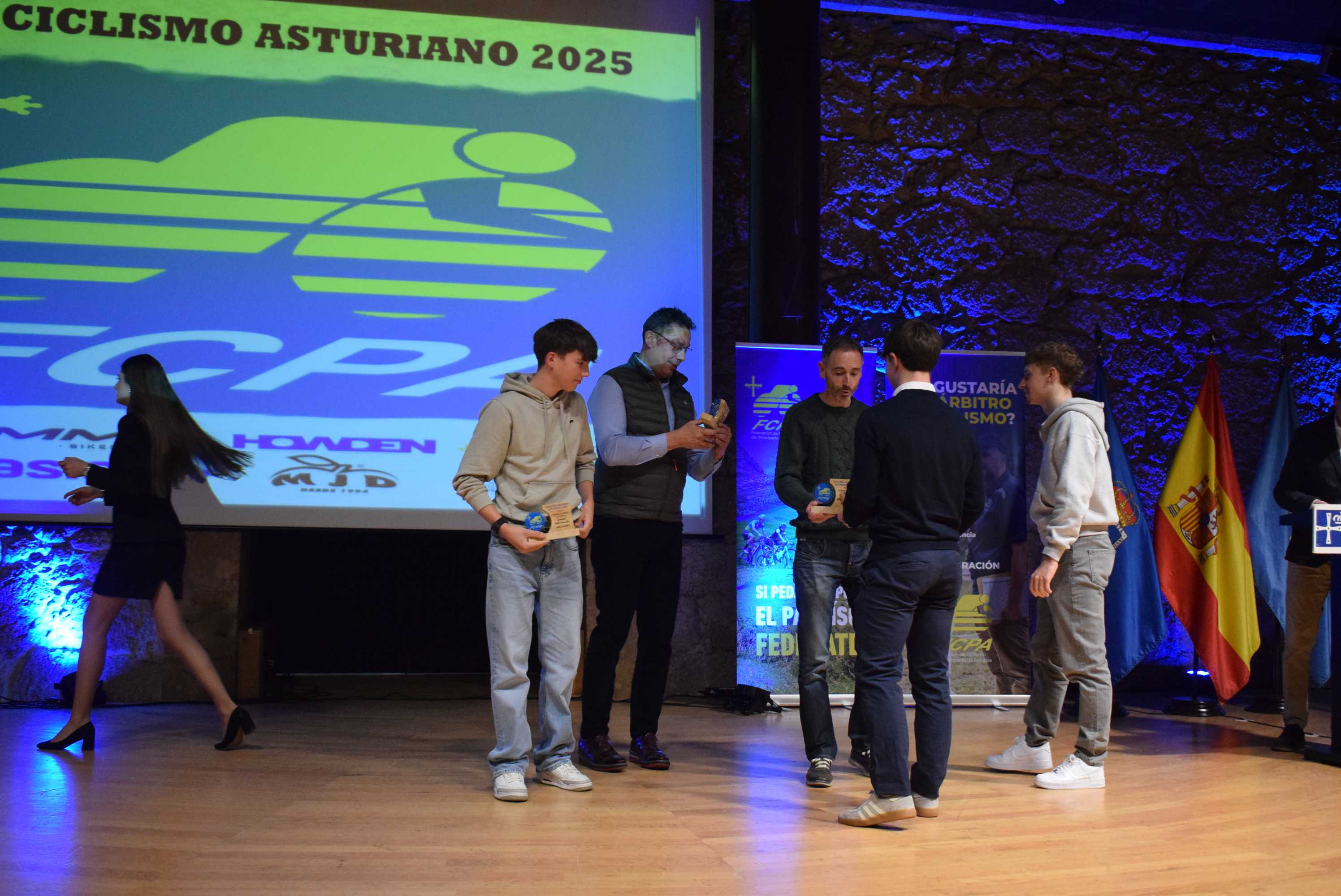 La Gala del Ciclismo Asturiano Premia la Diversidad y el Relevo Generacional en una Noche de Emociones