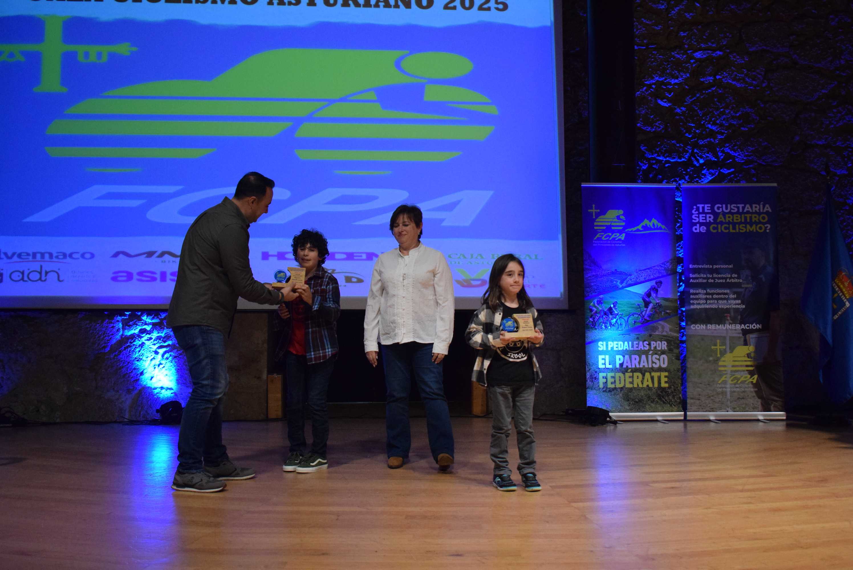 La Gala del Ciclismo Asturiano Premia la Diversidad y el Relevo Generacional en una Noche de Emociones