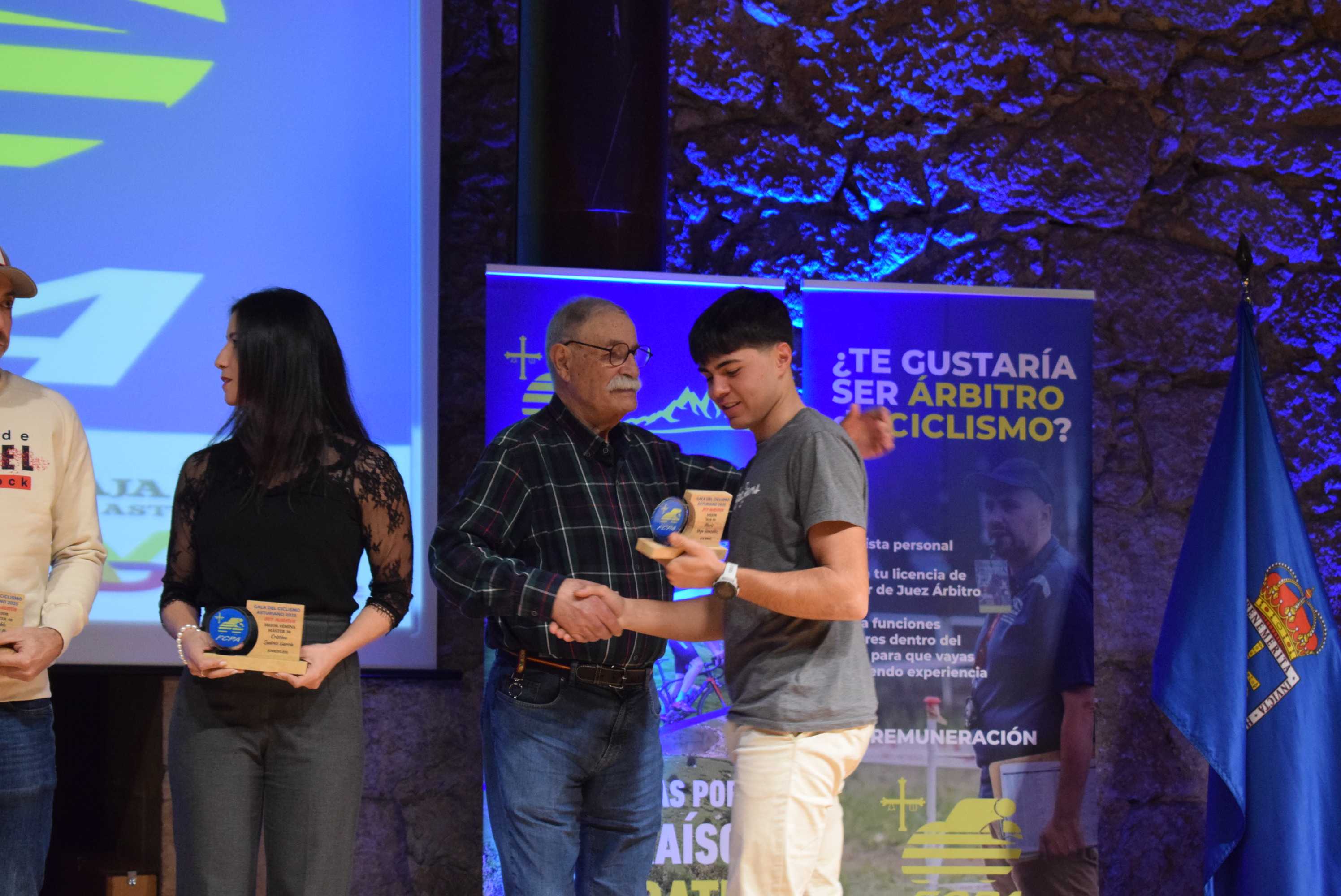 La Gala del Ciclismo Asturiano Premia la Diversidad y el Relevo Generacional en una Noche de Emociones
