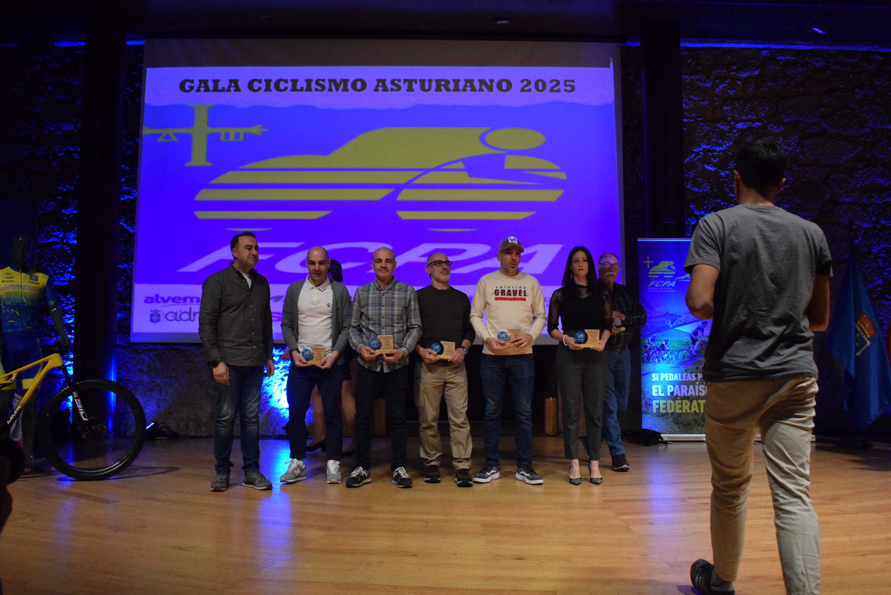 La Gala del Ciclismo Asturiano Premia la Diversidad y el Relevo Generacional en una Noche de Emociones