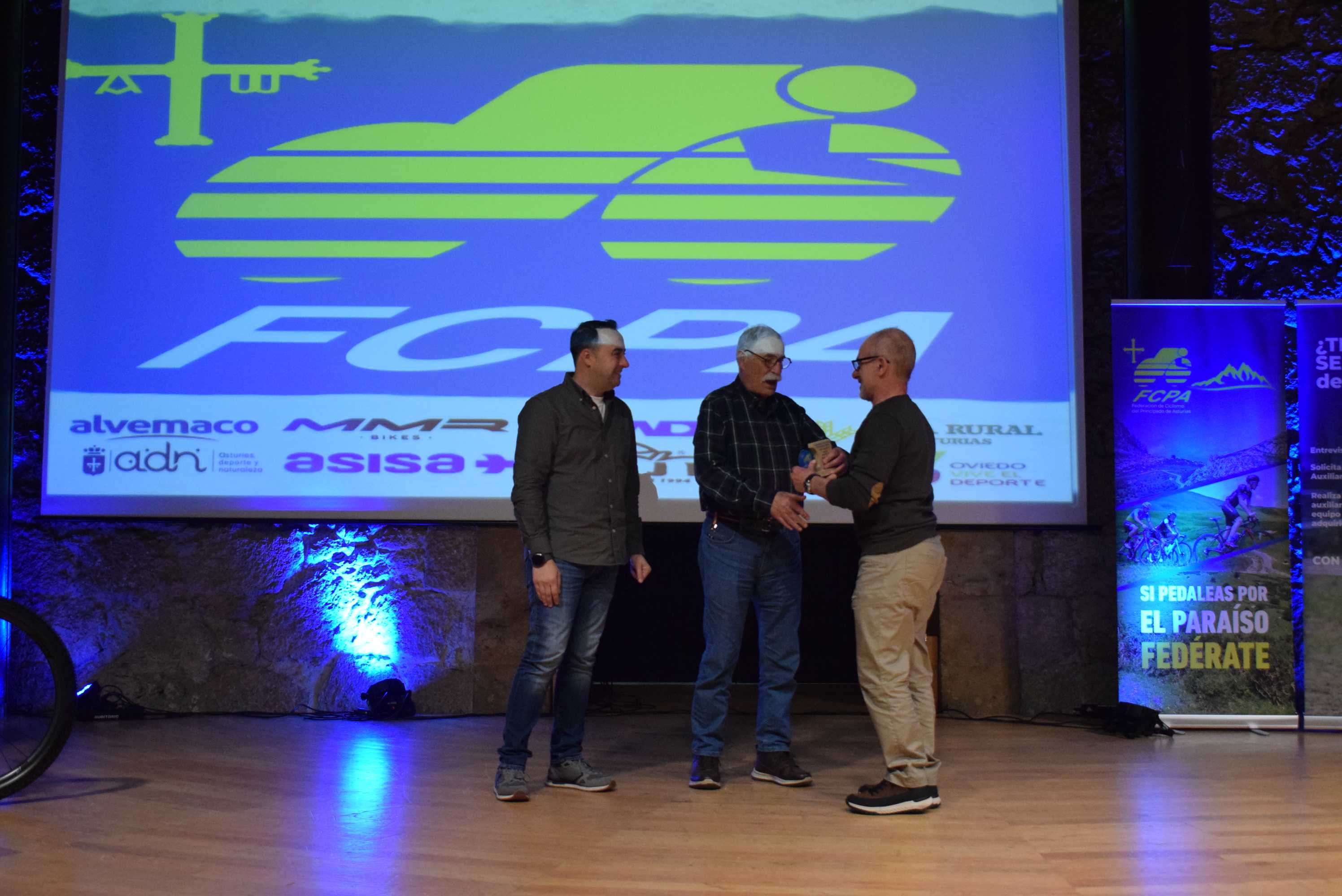 La Gala del Ciclismo Asturiano Premia la Diversidad y el Relevo Generacional en una Noche de Emociones