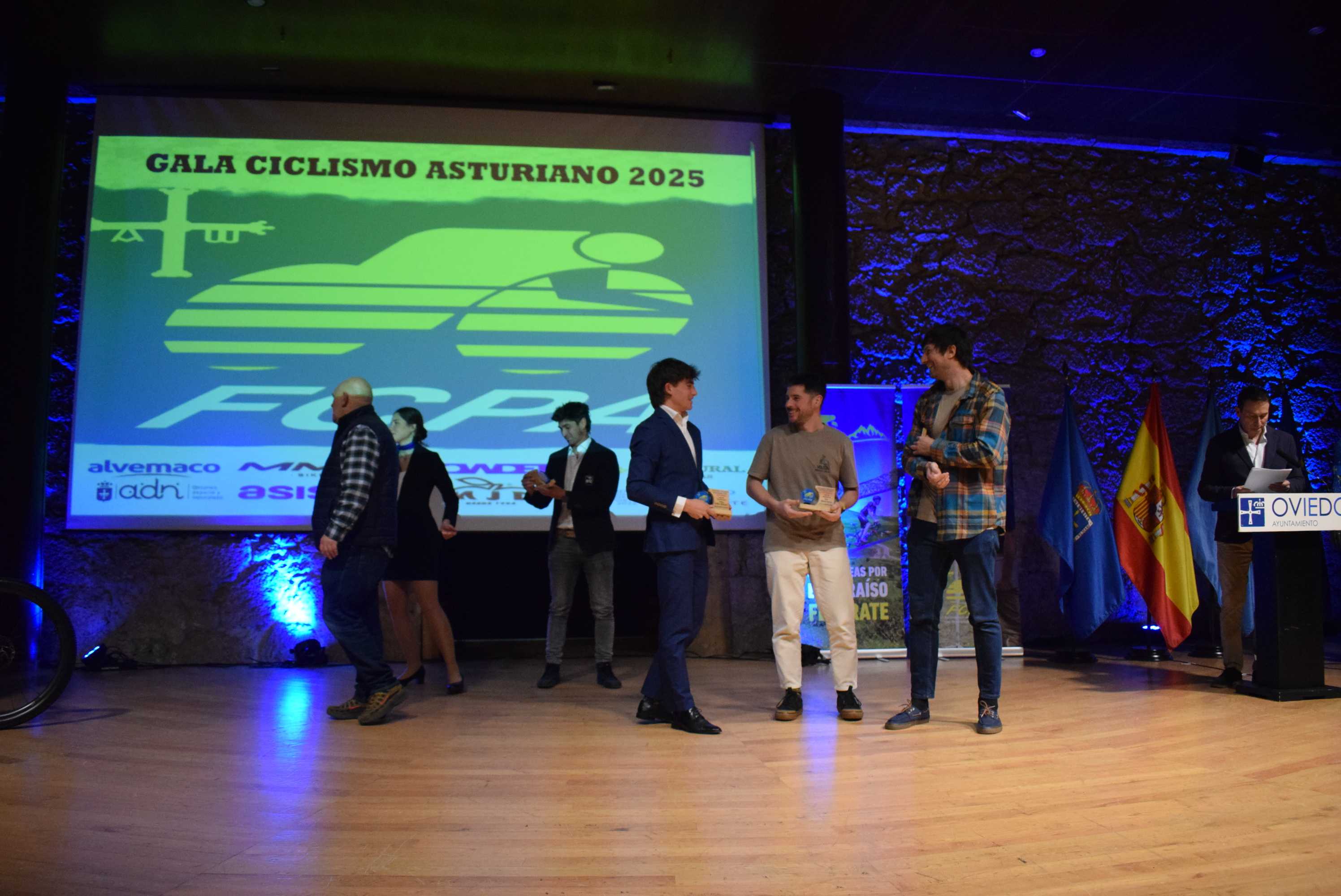 La Gala del Ciclismo Asturiano Premia la Diversidad y el Relevo Generacional en una Noche de Emociones