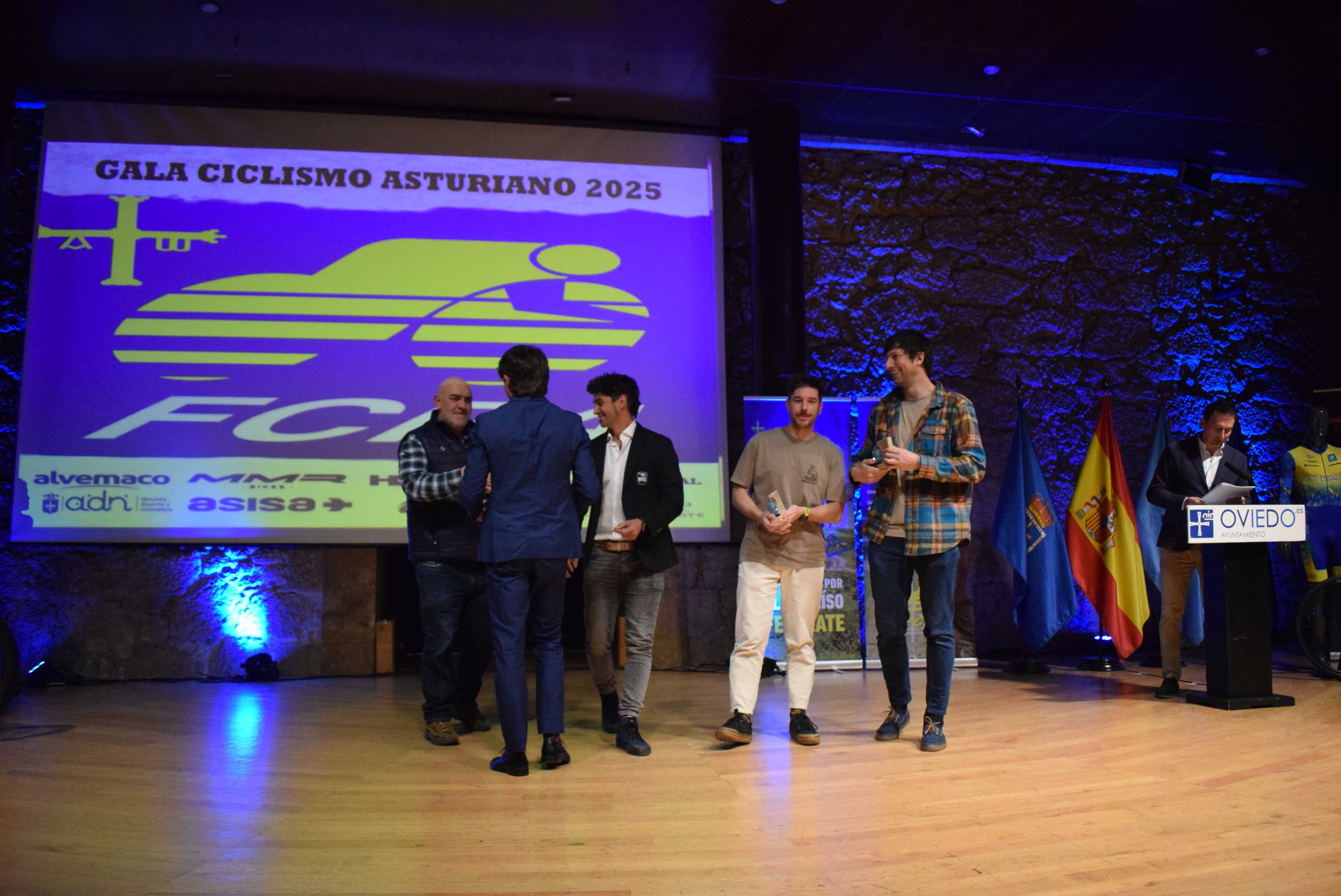 La Gala del Ciclismo Asturiano Premia la Diversidad y el Relevo Generacional en una Noche de Emociones