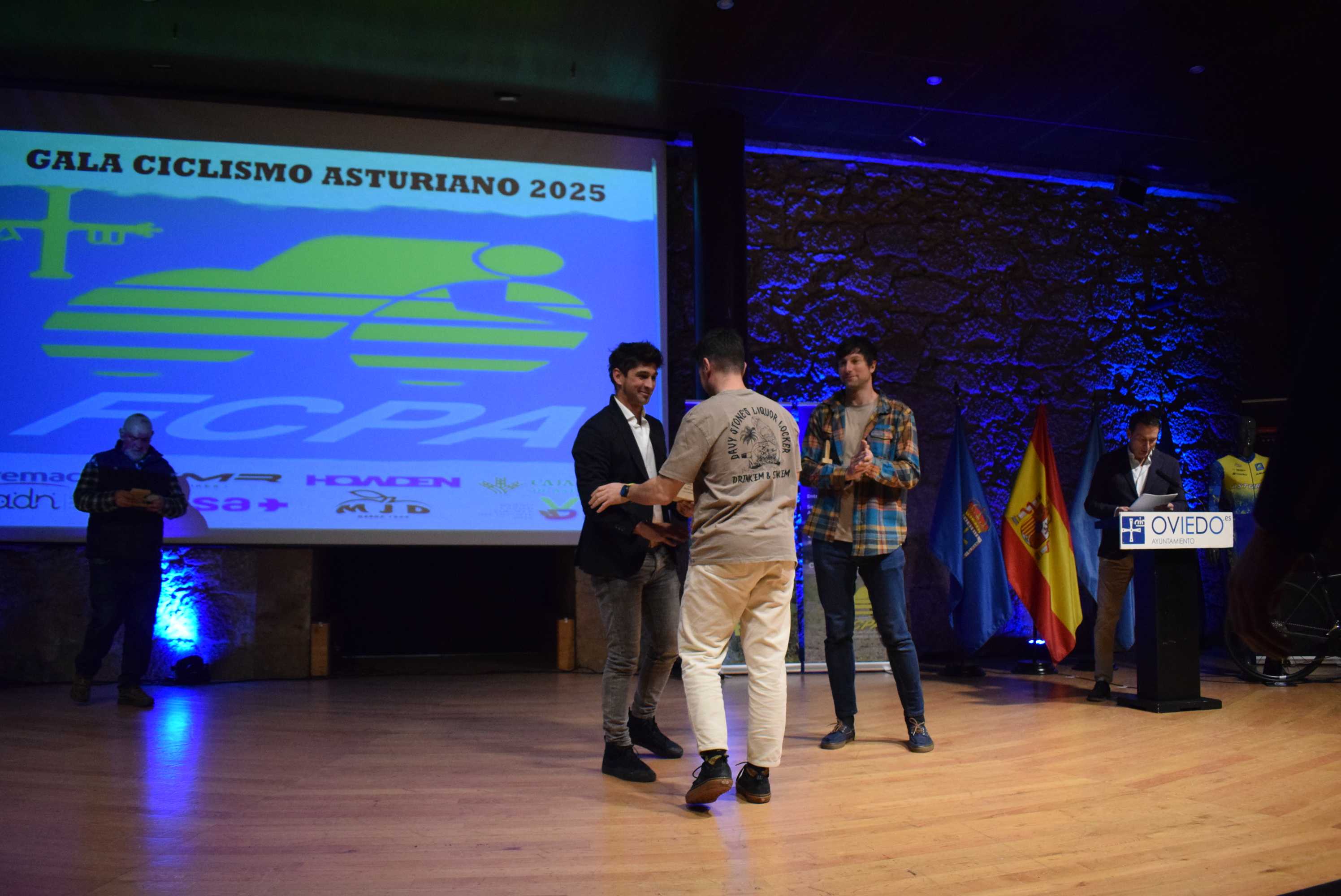 La Gala del Ciclismo Asturiano Premia la Diversidad y el Relevo Generacional en una Noche de Emociones