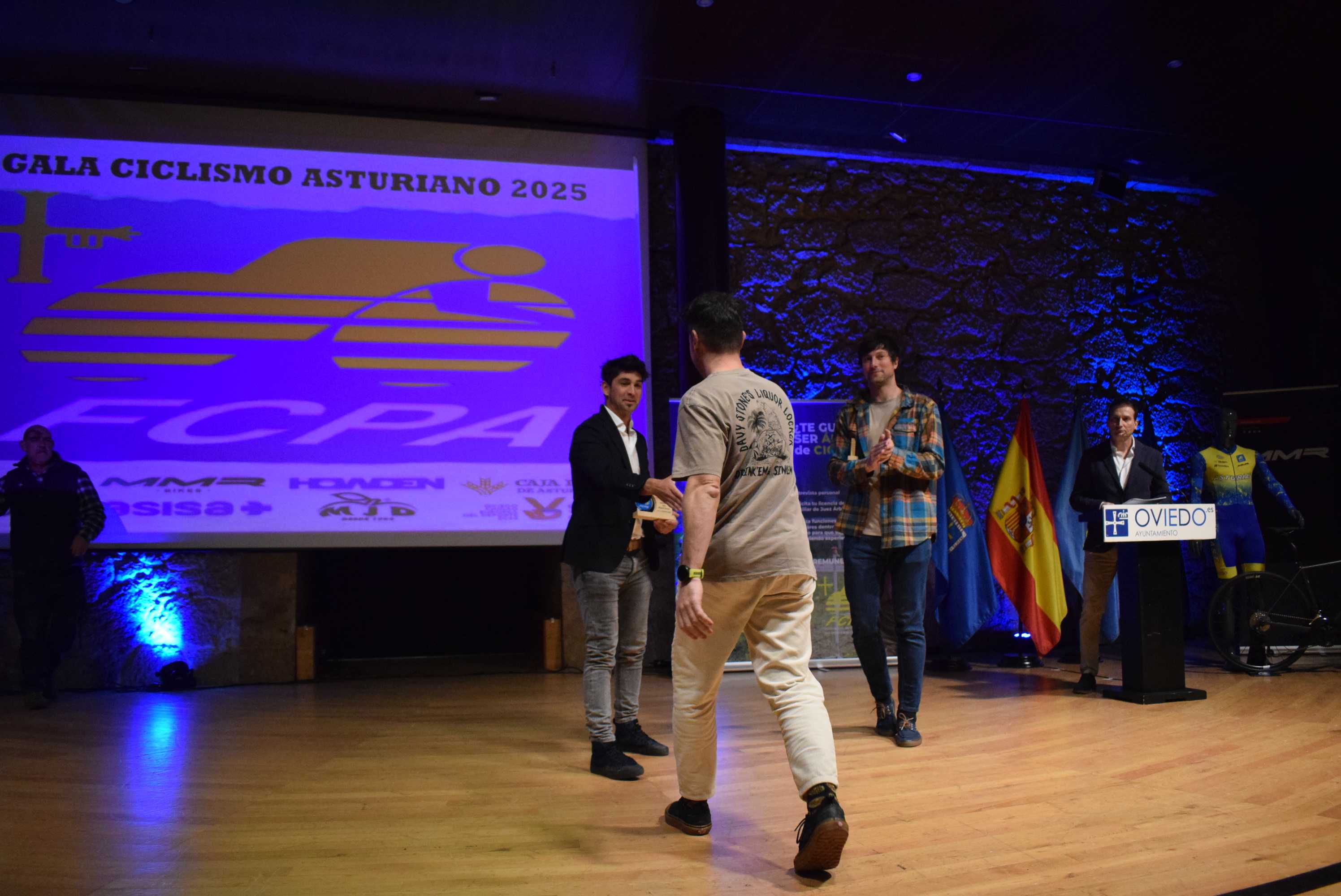 La Gala del Ciclismo Asturiano Premia la Diversidad y el Relevo Generacional en una Noche de Emociones