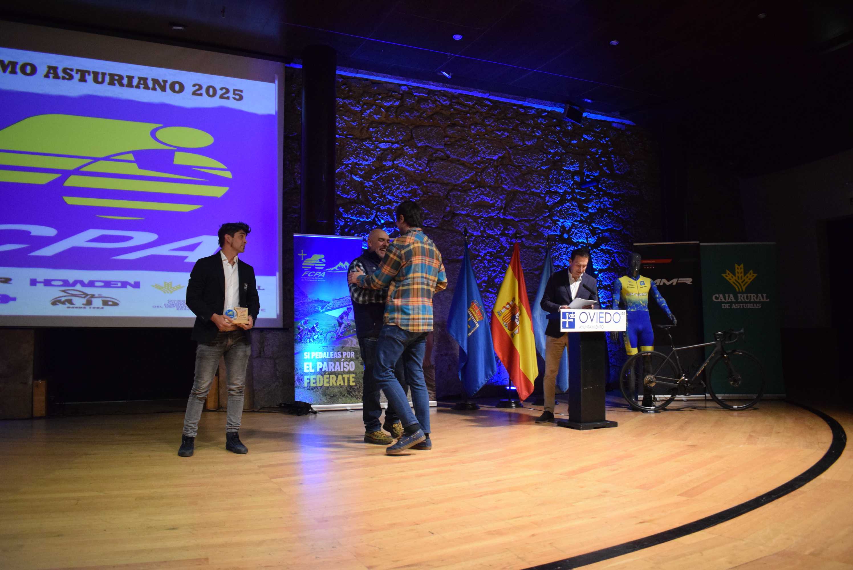 La Gala del Ciclismo Asturiano Premia la Diversidad y el Relevo Generacional en una Noche de Emociones