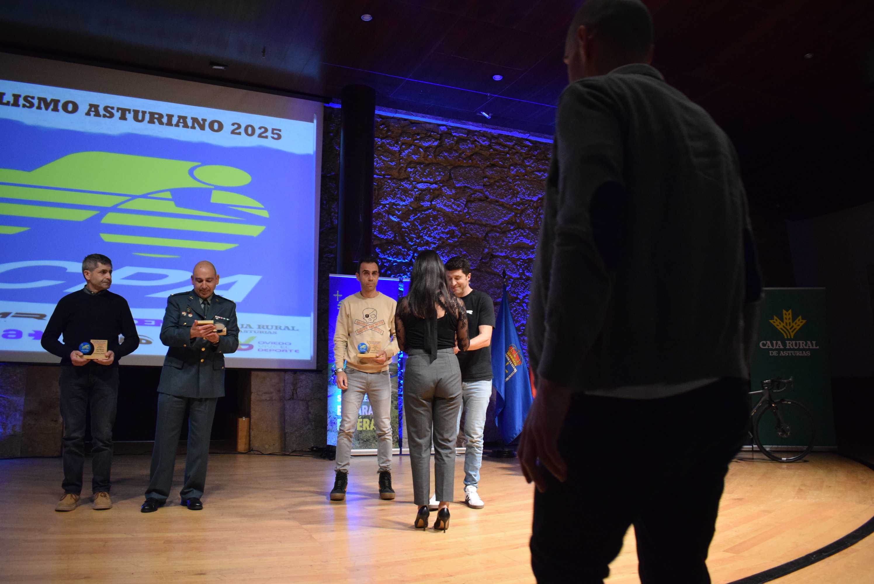 La Gala del Ciclismo Asturiano Premia la Diversidad y el Relevo Generacional en una Noche de Emociones