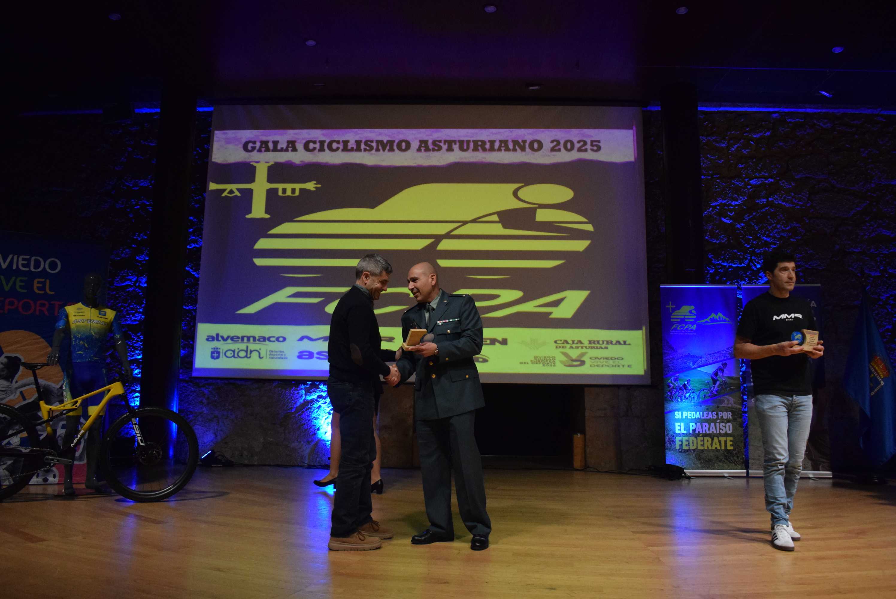 La Gala del Ciclismo Asturiano Premia la Diversidad y el Relevo Generacional en una Noche de Emociones