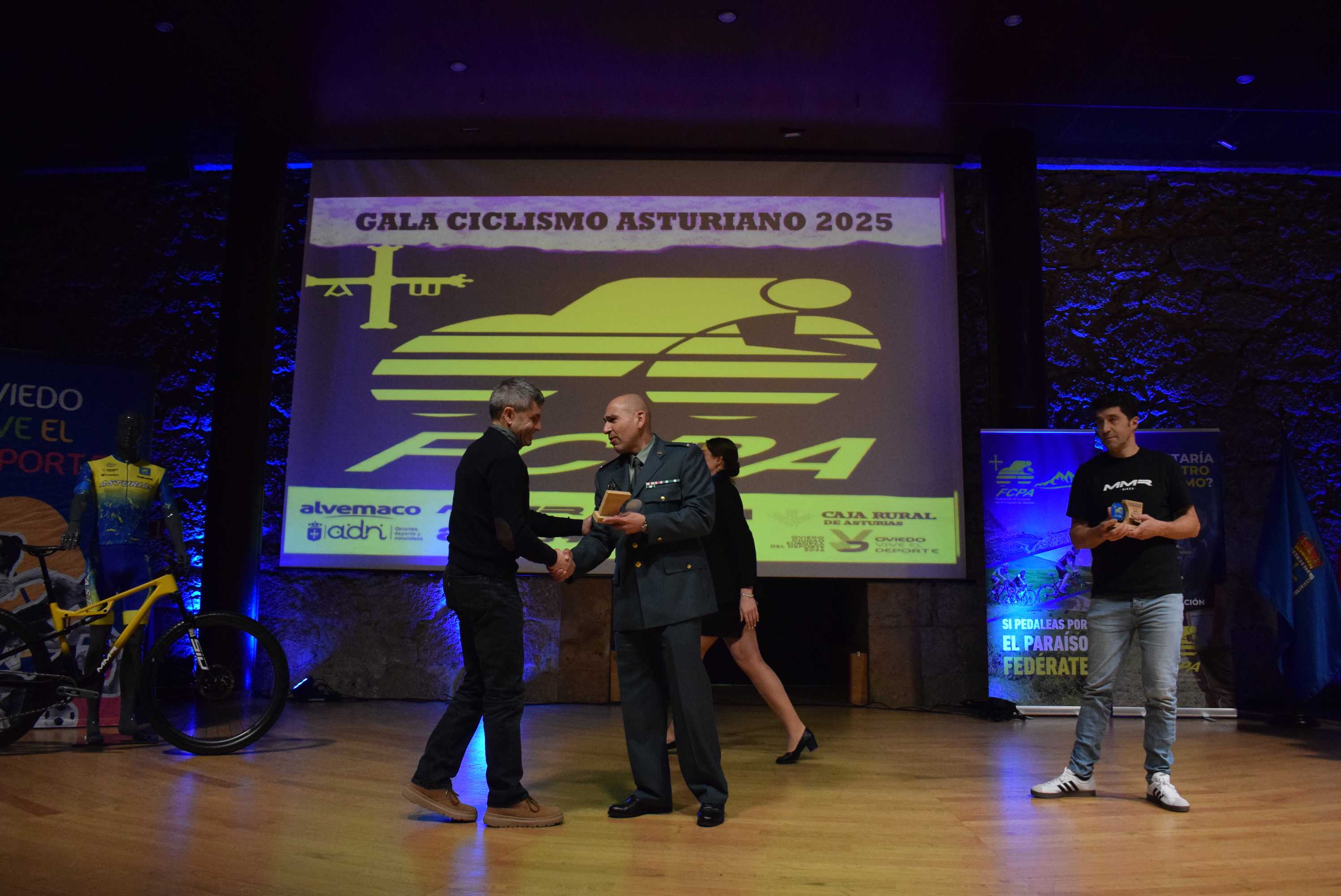 La Gala del Ciclismo Asturiano Premia la Diversidad y el Relevo Generacional en una Noche de Emociones